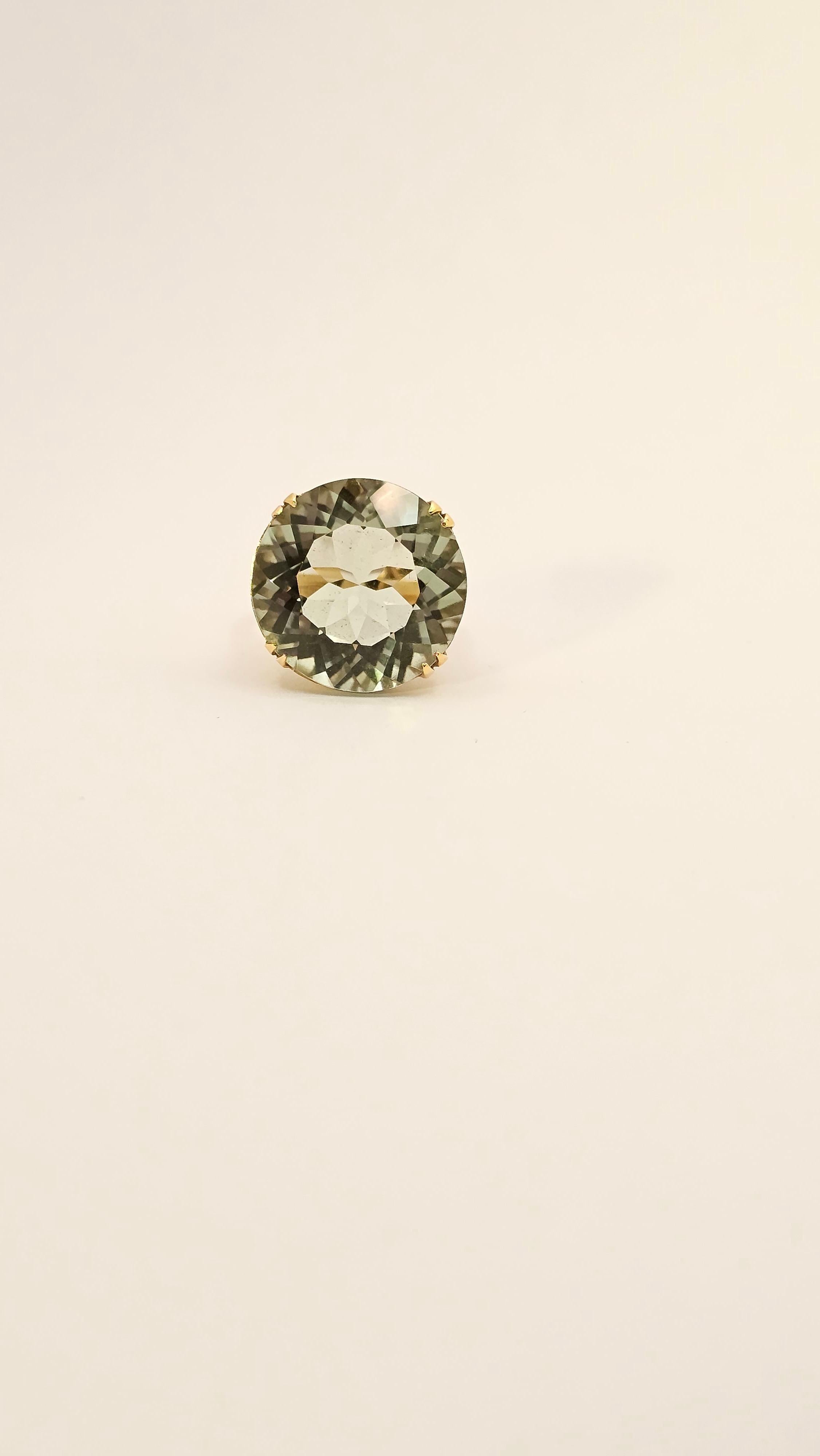 An 18 kt yellow gold, solid ring with a retro style but contemporary dimensions.
The stone is a green Amethyst, its name in gemology is Prasiolite. It has a light green color with a hint of yellow that is absolutely unique and goes well with any