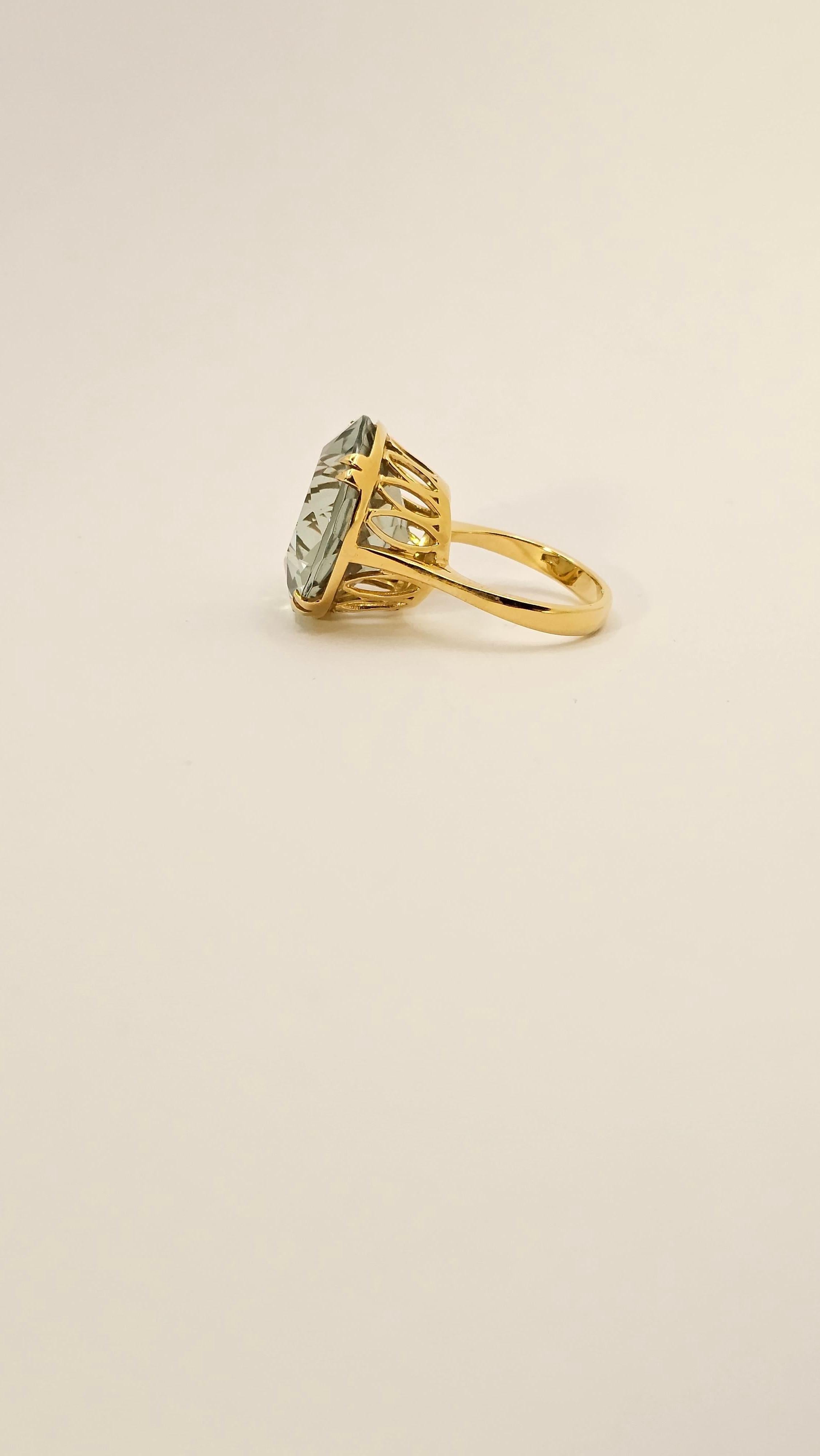 Round Cut Retro Style Ring in 18 Kt Yellow Gold and Green Amethyst ( Prasiolite ) For Sale