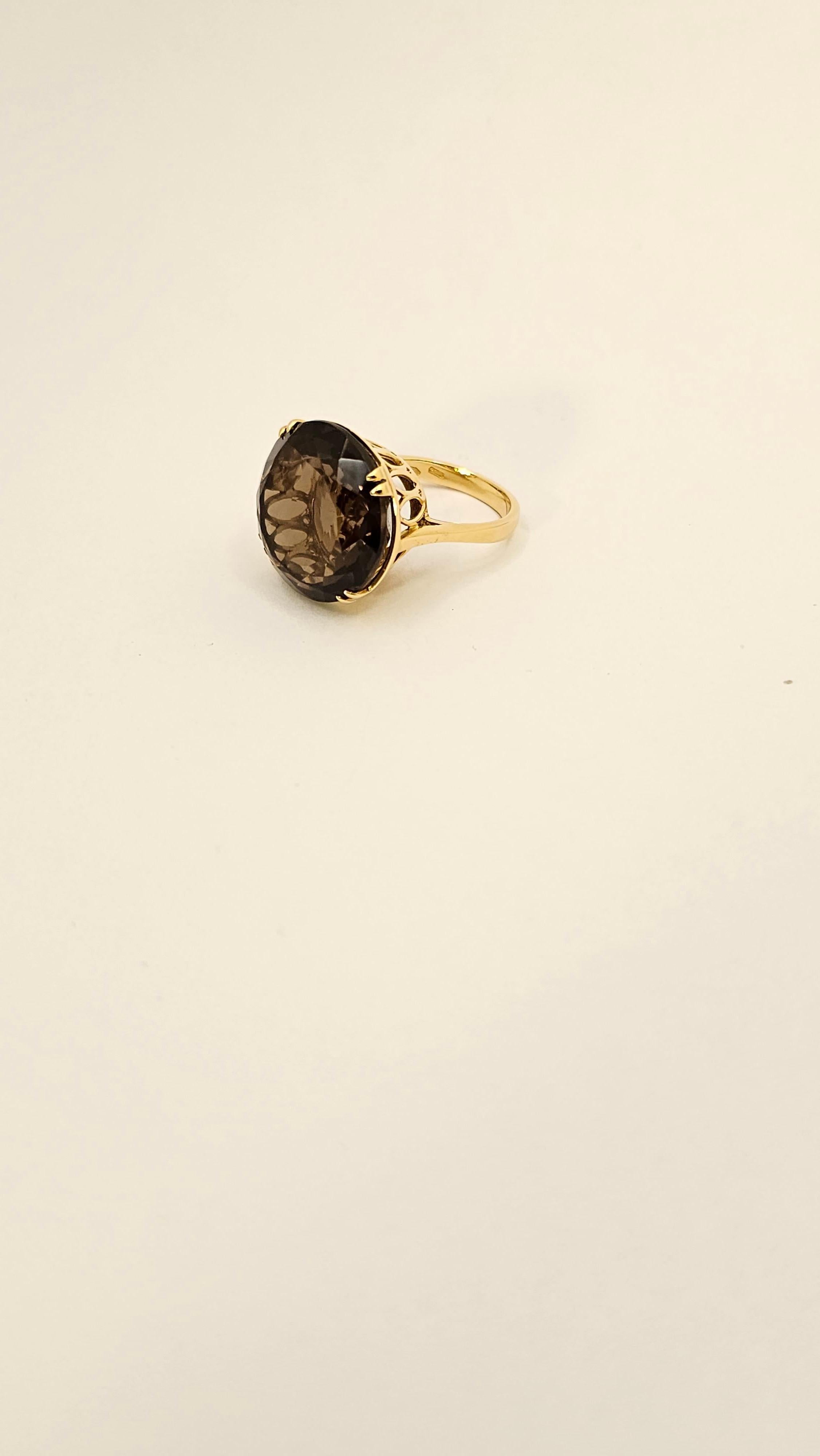 An 18 kt yellow gold, solid ring with a retro style but contemporary dimensions.
The stone is a smoky Quartz. It has a fairly soft brown color that is absolutely unique and goes well with any complexion.
The diameter of this stone is 20 mm and it