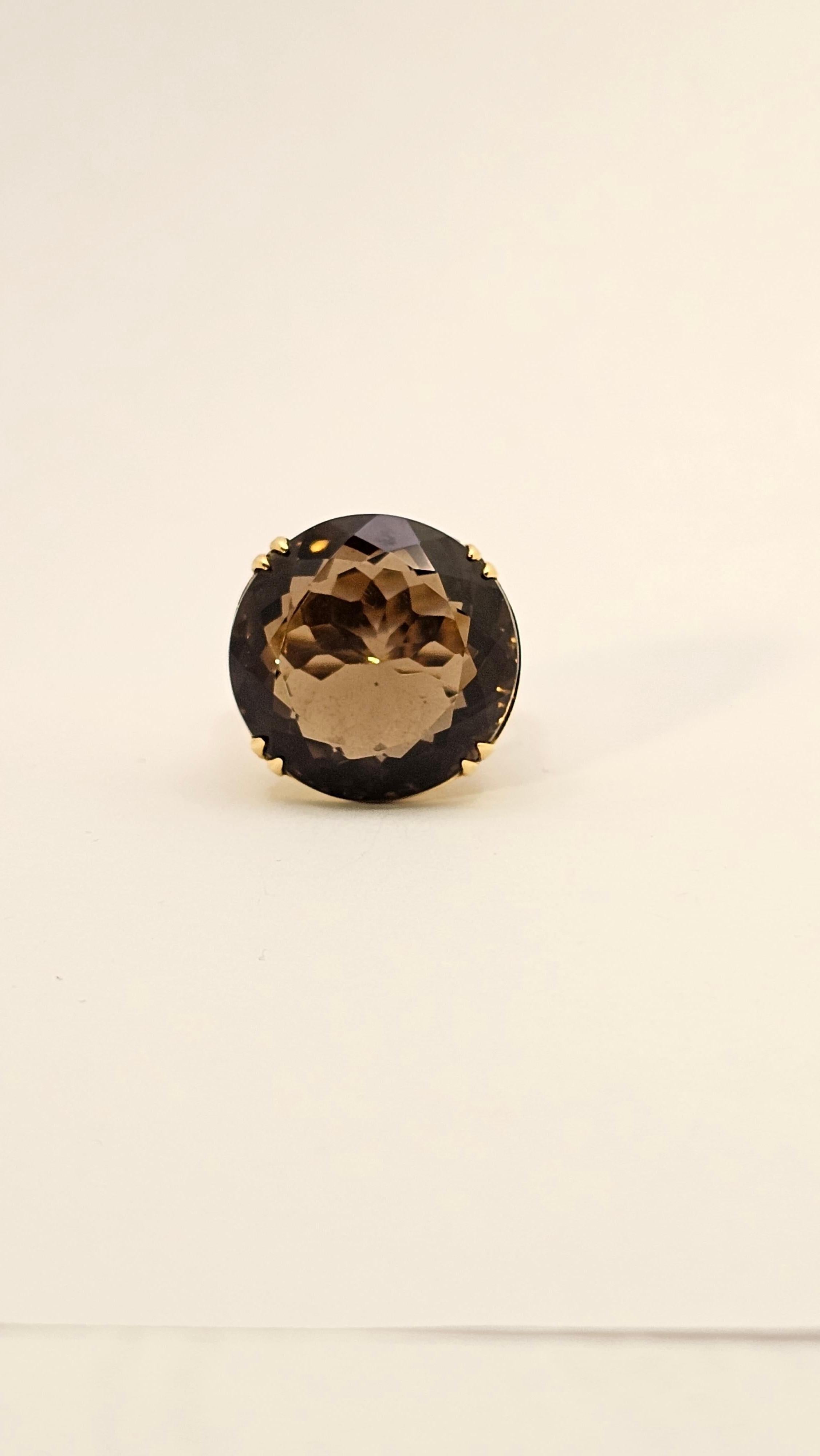 Round Cut Retro Style Ring in 18 Kt Yellow Gold and Smoky Quartz For Sale