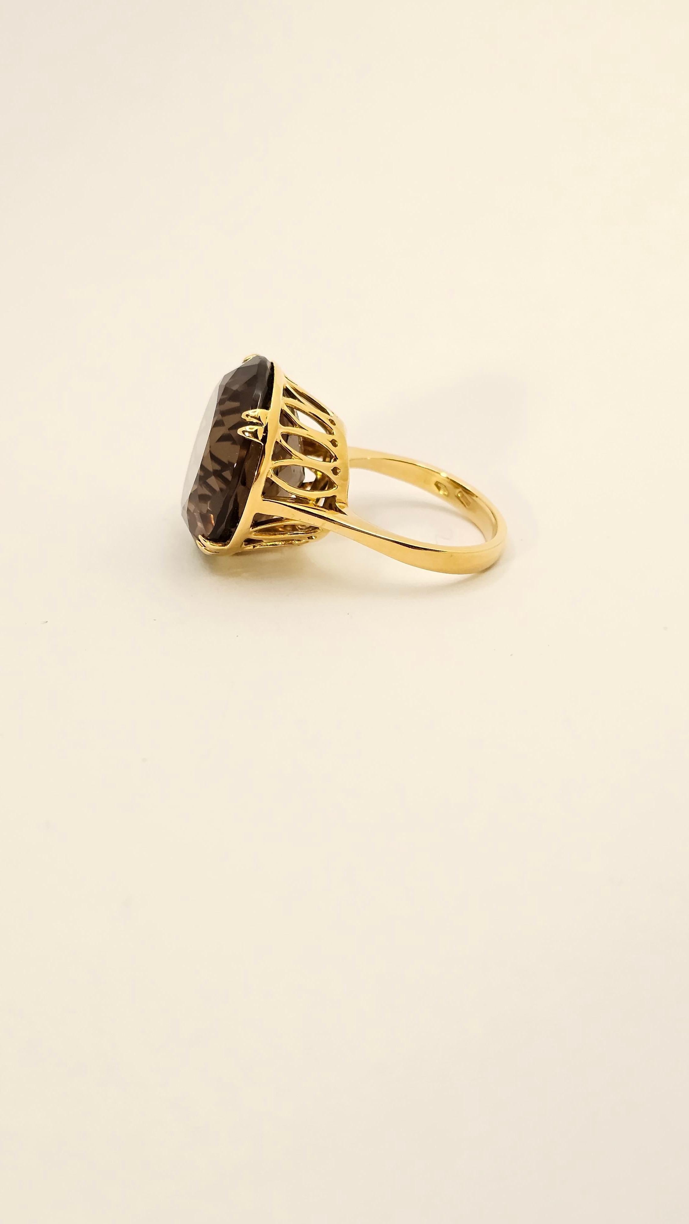 Retro Style Ring in 18 Kt Yellow Gold and Smoky Quartz For Sale 1
