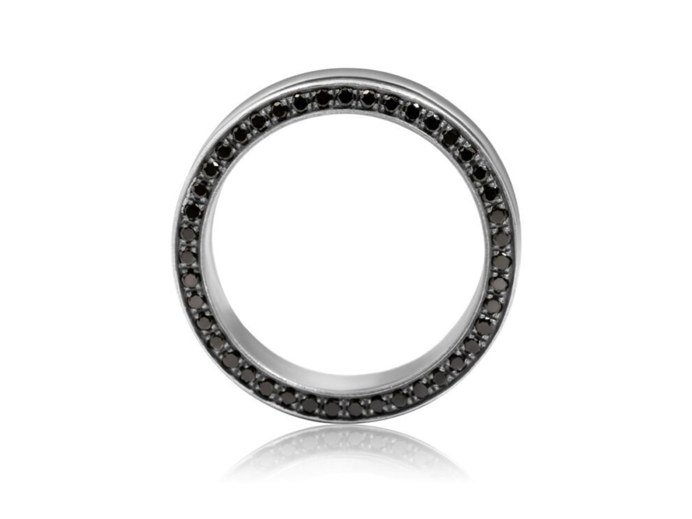 Anillo de titanio y diamante negro para hombre.
Gracias a la extraordinaria resistencia y ligereza del titanio, este anillo es ideal para llevarlo a diario, incluso durante actividades deportivas o en contextos dinámicos. Su estructura casi