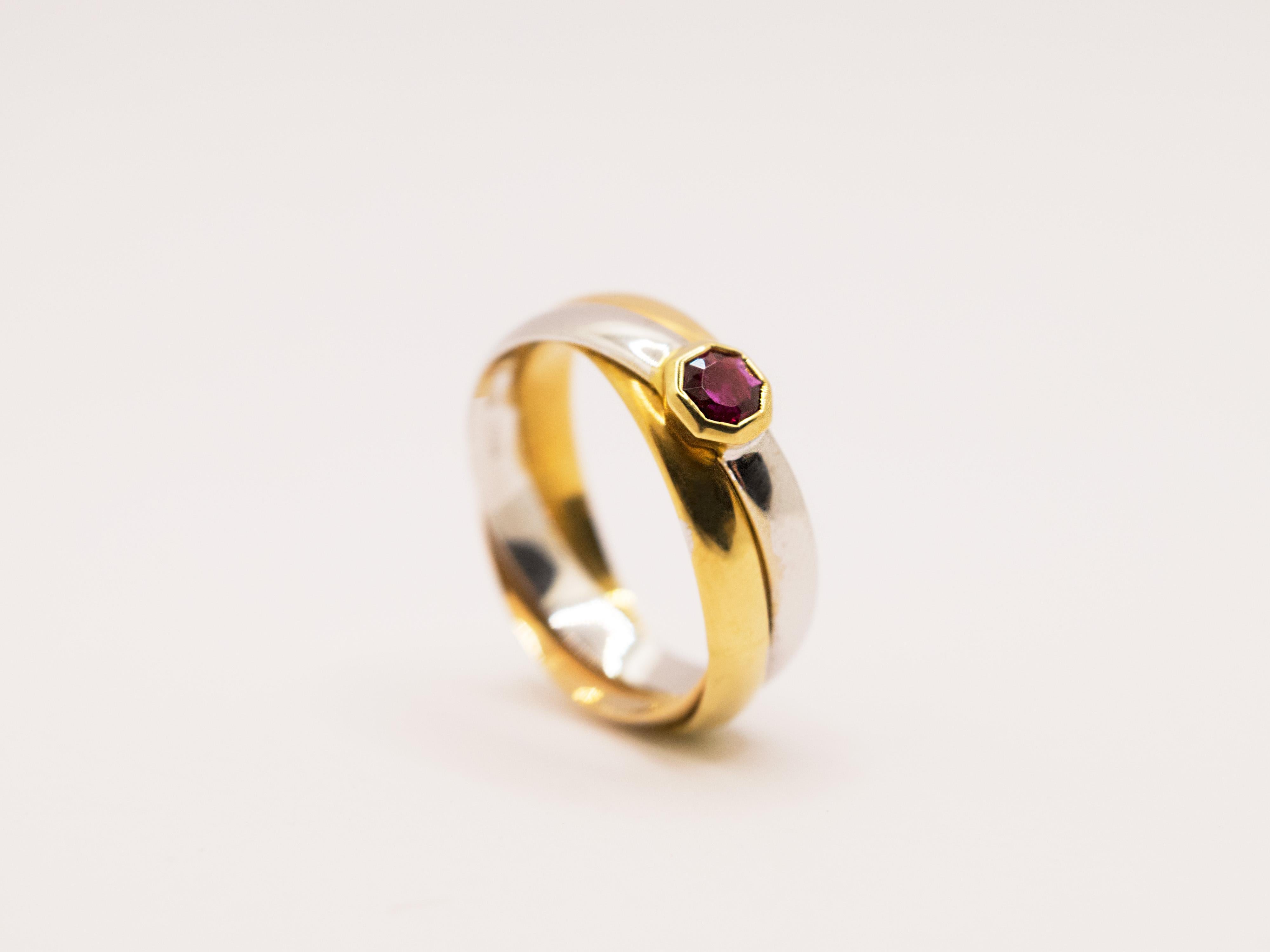 A classic braided band ring in the three shades of gold with an essential and elegant style.
This ring consists of three wedding bands, one yellow one pink and one white , all in 18 kt gold weighing 5.10 grams.
It bears the 750 mark and the punch