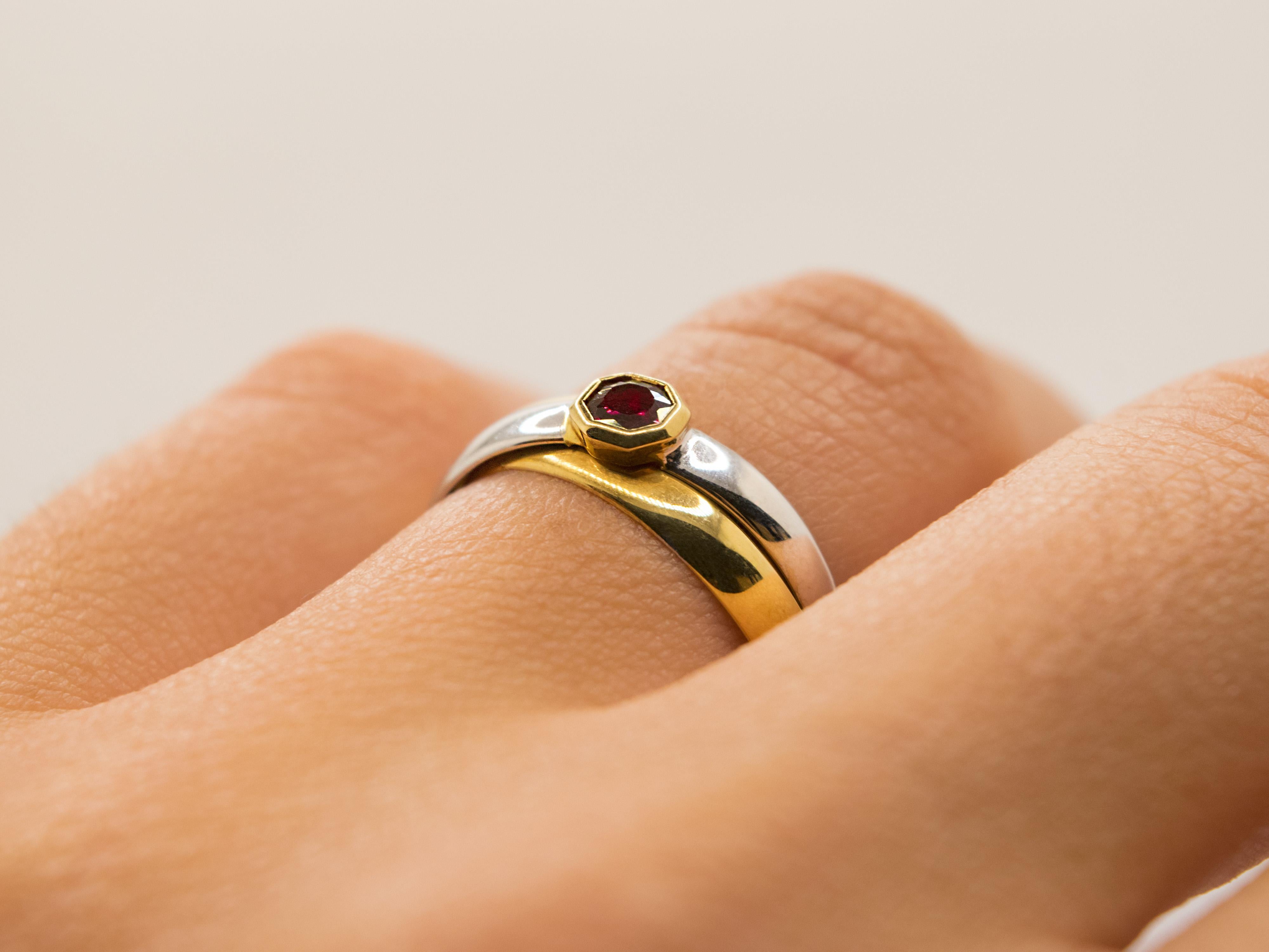 Ring in Three Shades of 18 kt Gold and Octagonal Ruby In New Condition For Sale In Cattolica, IT