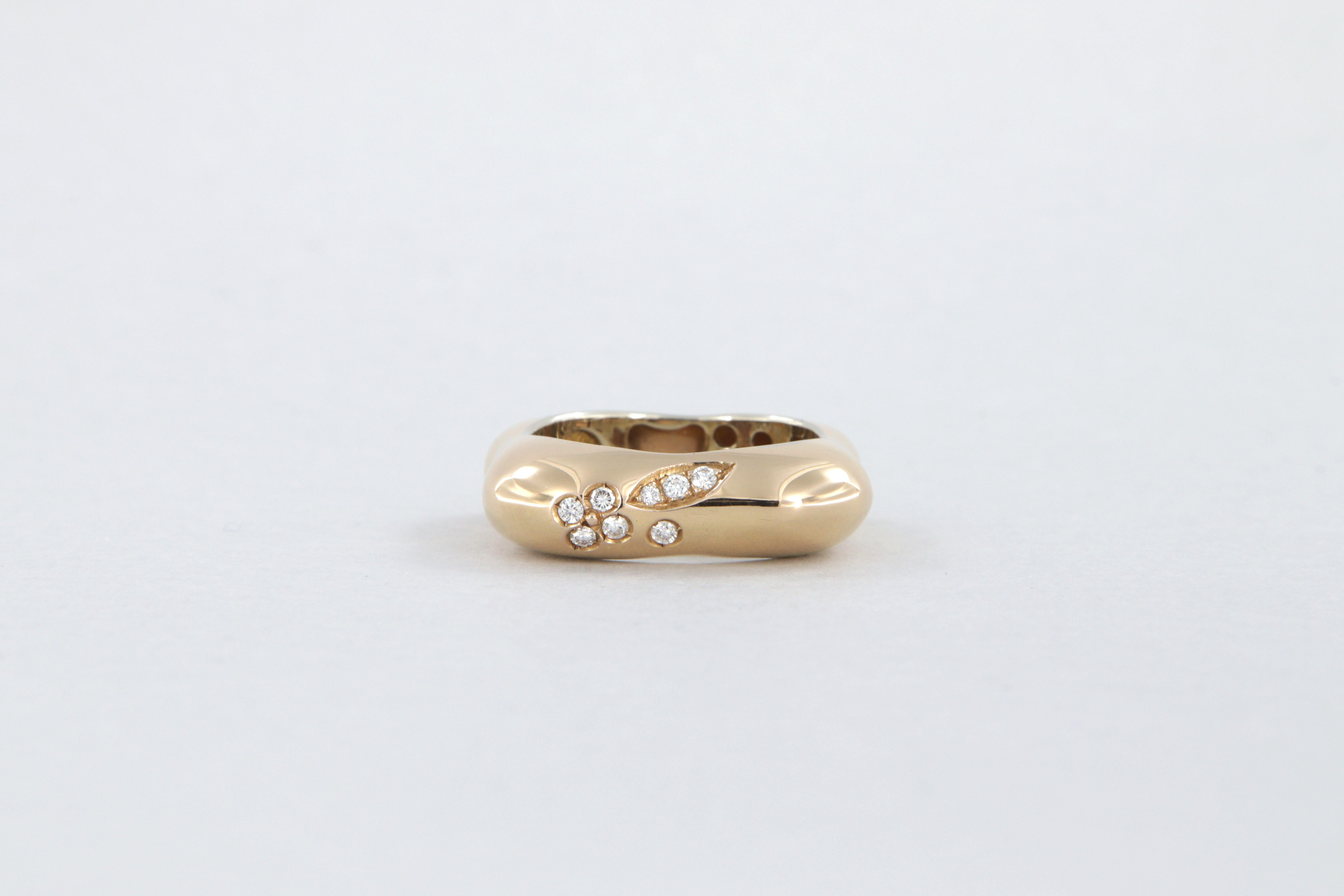 18kt white and light rose gold ring, weight g 8.8 with round brilliant-cut diamonds, weight carat 0.12, clarity VS, color G.

The ring was made by La Nouvelle Bague (Florence) in 1997 and remained in production for about 3 years declined in several