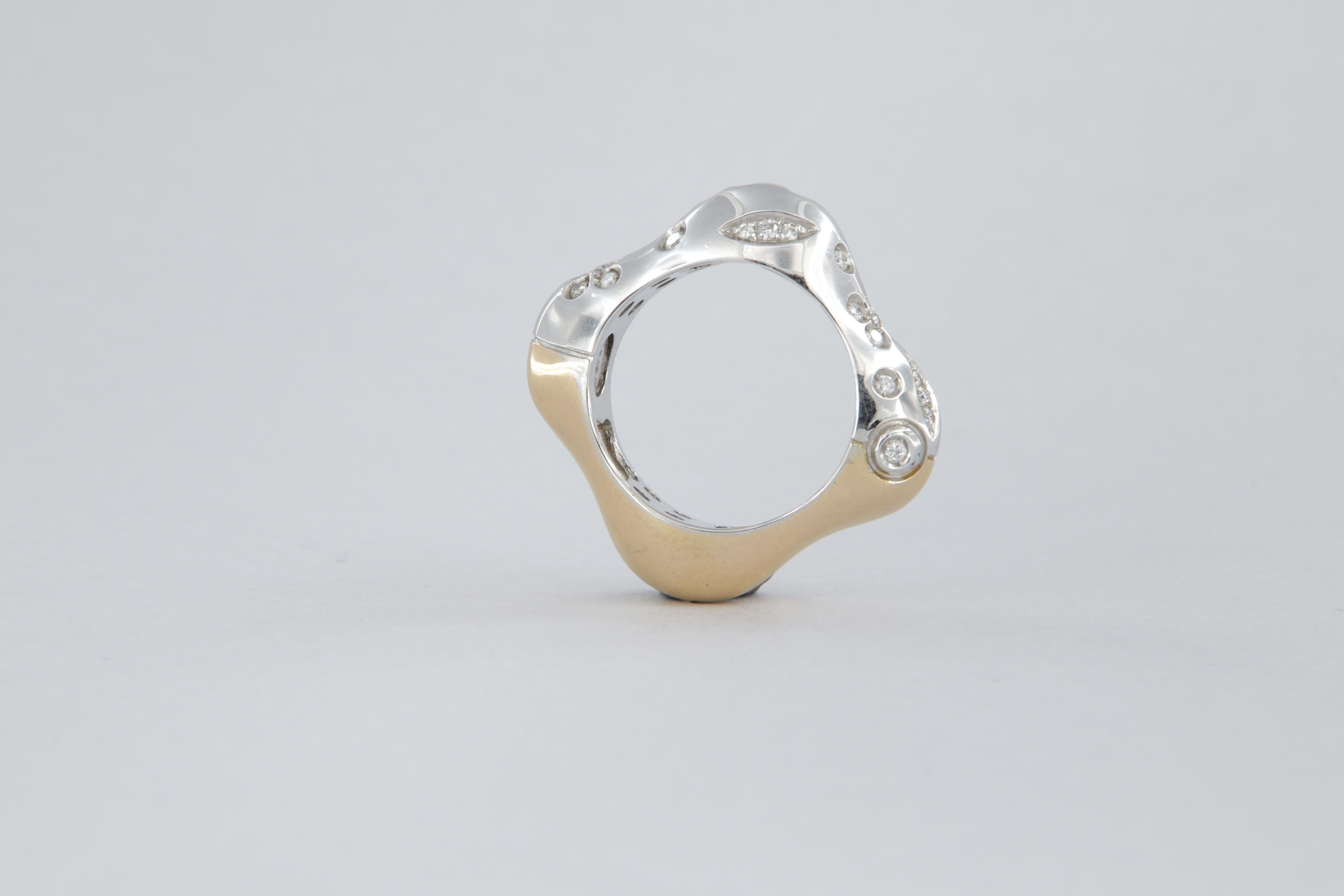 Round Cut La Nouvelle Bague ring with diamonds in gold