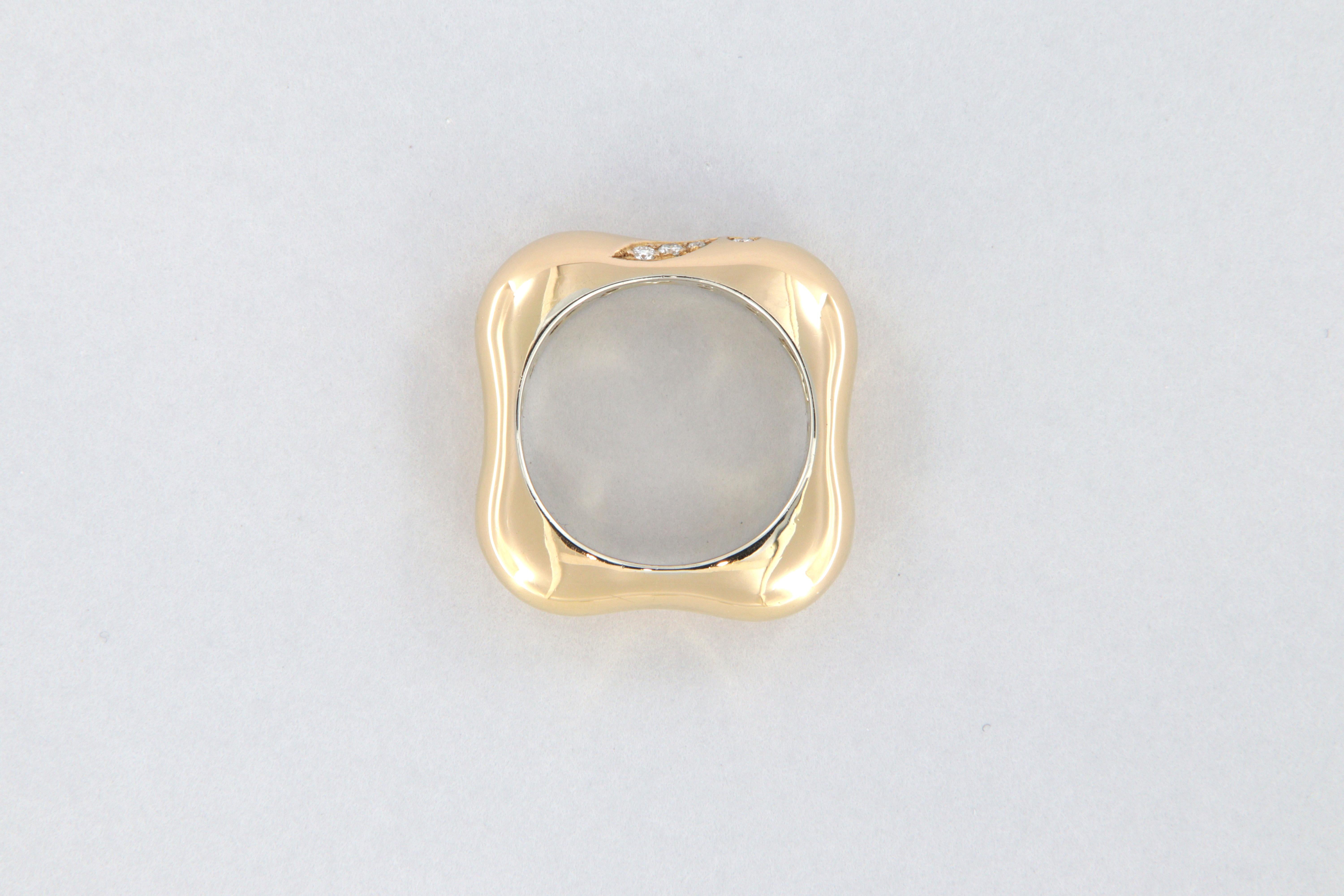 Round Cut La Nouvelle Bague ring with diamonds in gold