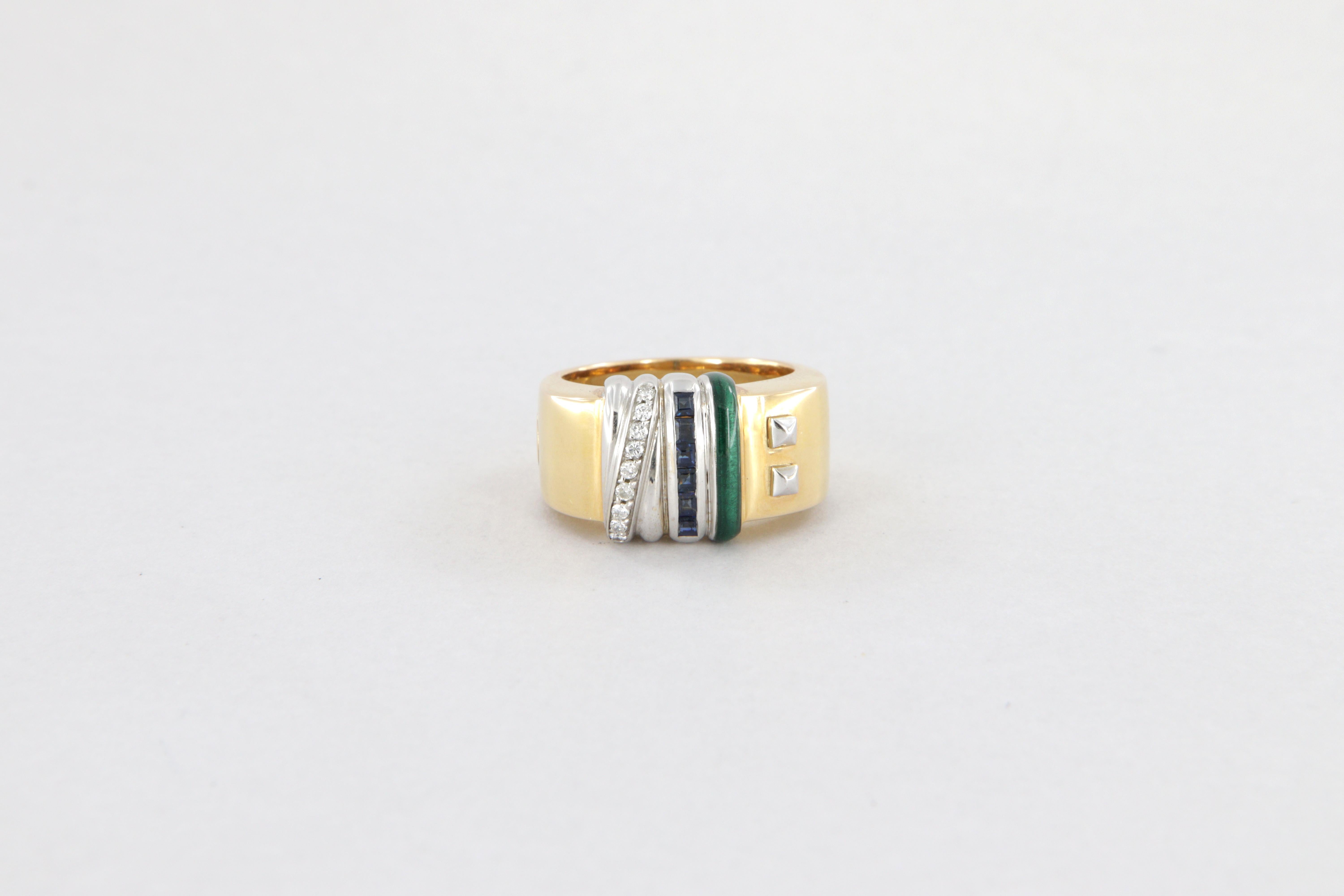Bague La Nouvelle Bague en or, émail, saphirs et diamants.

Bague en or jaune 18kt, poids 14 g, avec détails en or blanc et émail vert foncé, sertie de diamants ronds de taille brillant, ct. 0.09, saphirs bleus, taille carré, ct. 0.09.
Hauteur de