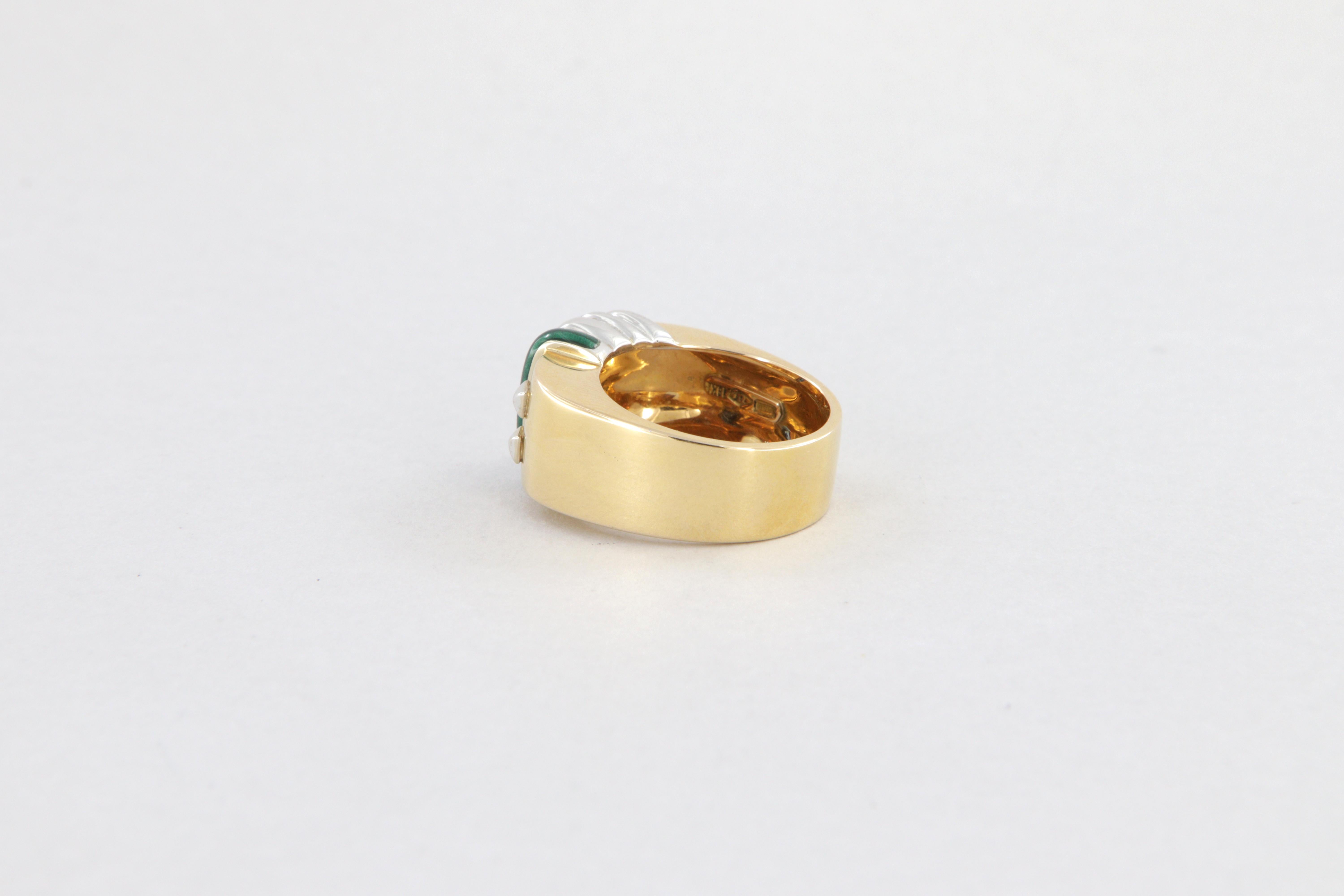 Round Cut Bague La Nouvelle Bague en saphir émaillé or et diamants en vente