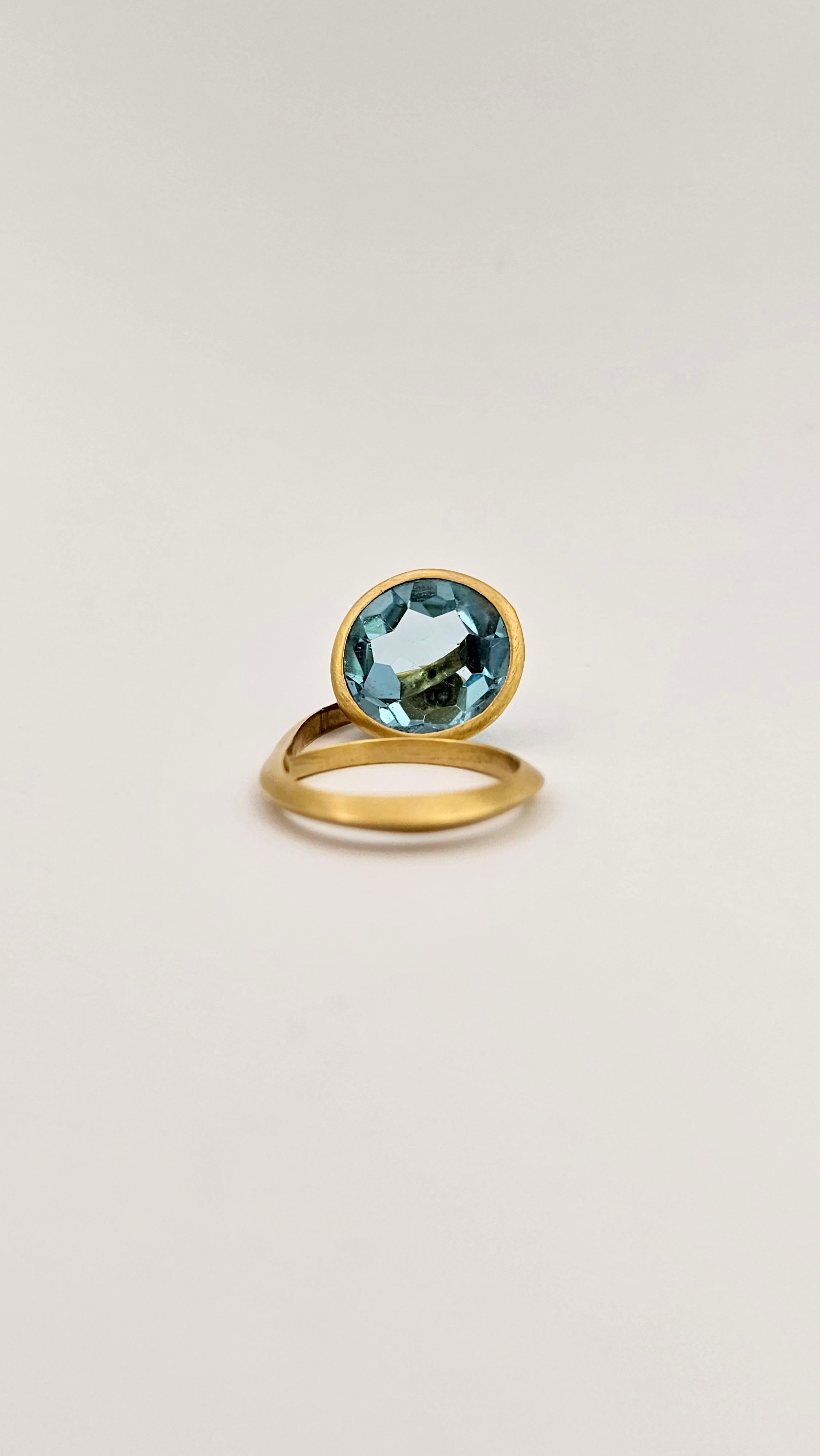 Round Cut Lantern Ring in Yellow Gold and Blue Topaz For Sale