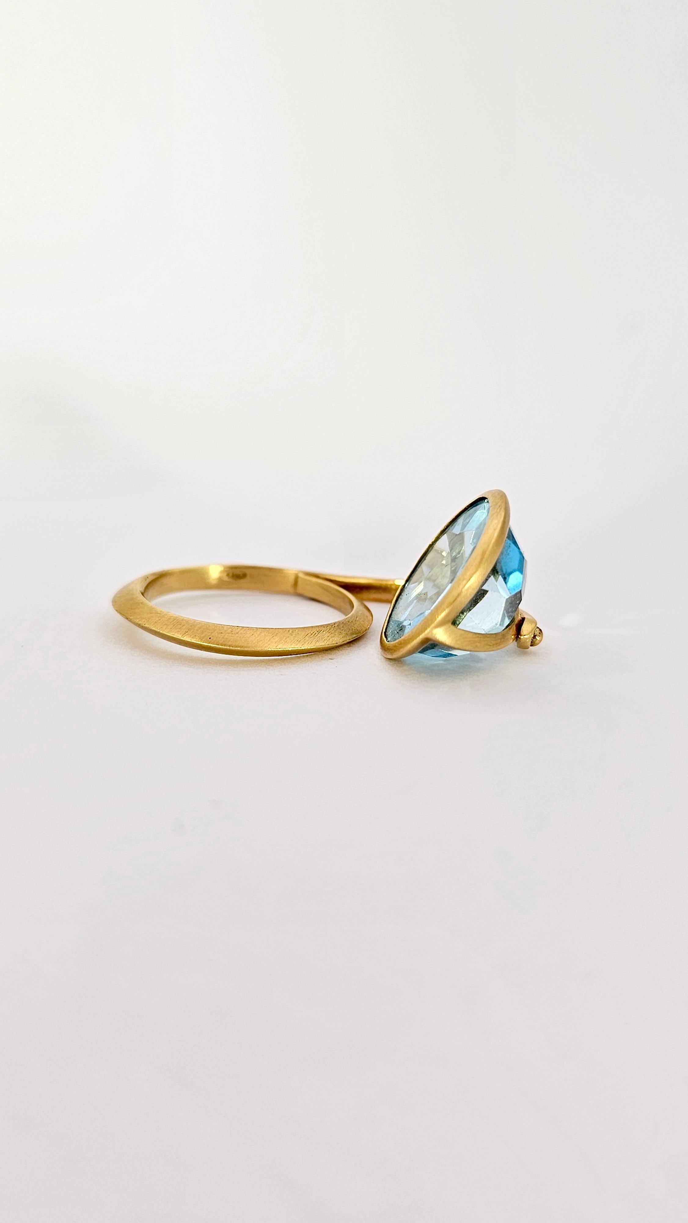 Lantern Ring in Yellow Gold and Blue Topaz For Sale 1