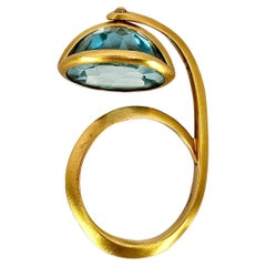 Anillo linterna de oro amarillo y topacio azul