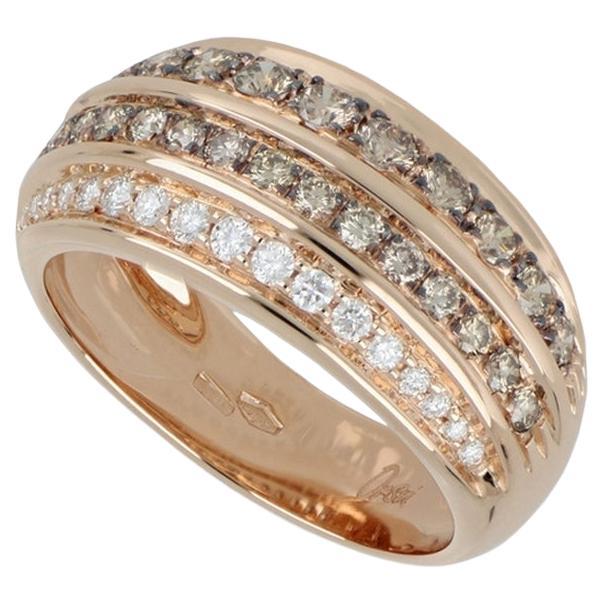 Breiter Ring aus 18 kt Roségold, besetzt mit braunen und weißen Diamanten im Brillantschliff, die in Größenabstufungen angeordnet sind. Das Design besteht aus drei horizontalen Reihen unterschiedlicher Breite, die durch dünne Goldperlen voneinander