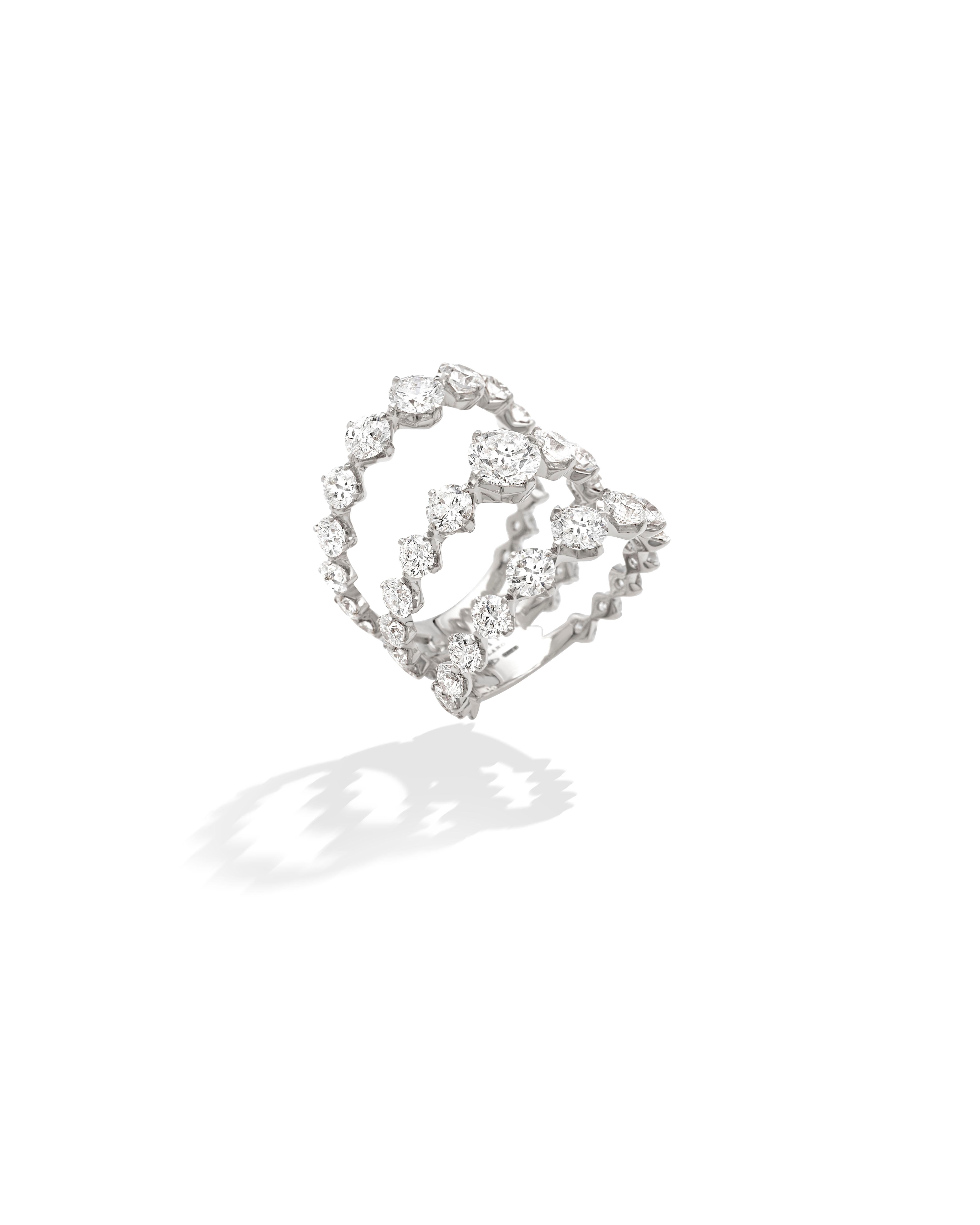 Three-row ring made by Busatti Milano, a historic Italian maison renowned for its innovative designs.
In the LUCE collection, purity of design meets diamond light.
LUCE reinterpreta la gioielleria classica per imprimere alla Collezione un carattere