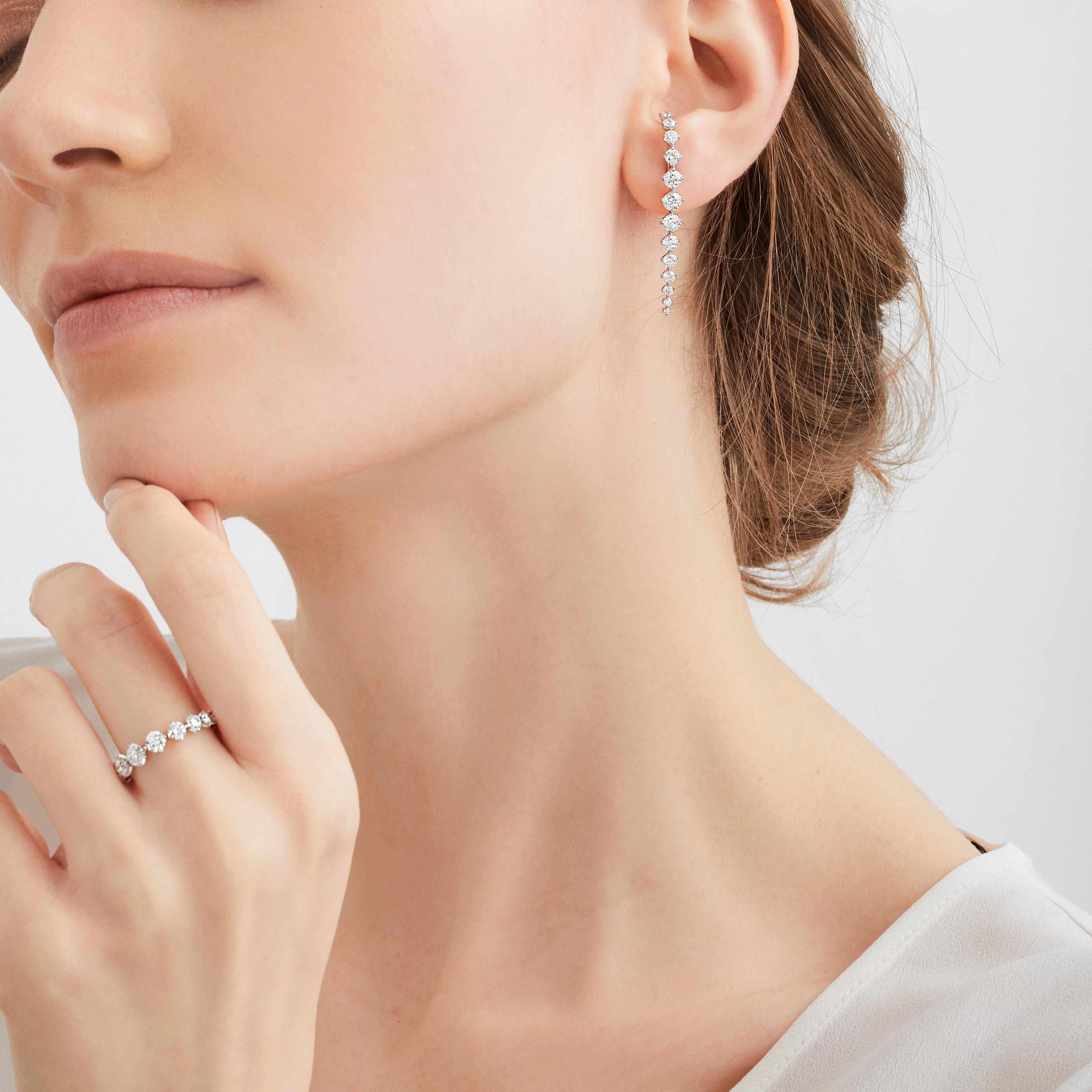 Contemporary LIGHT ring in white gold and brilliant-cut diamonds For Sale