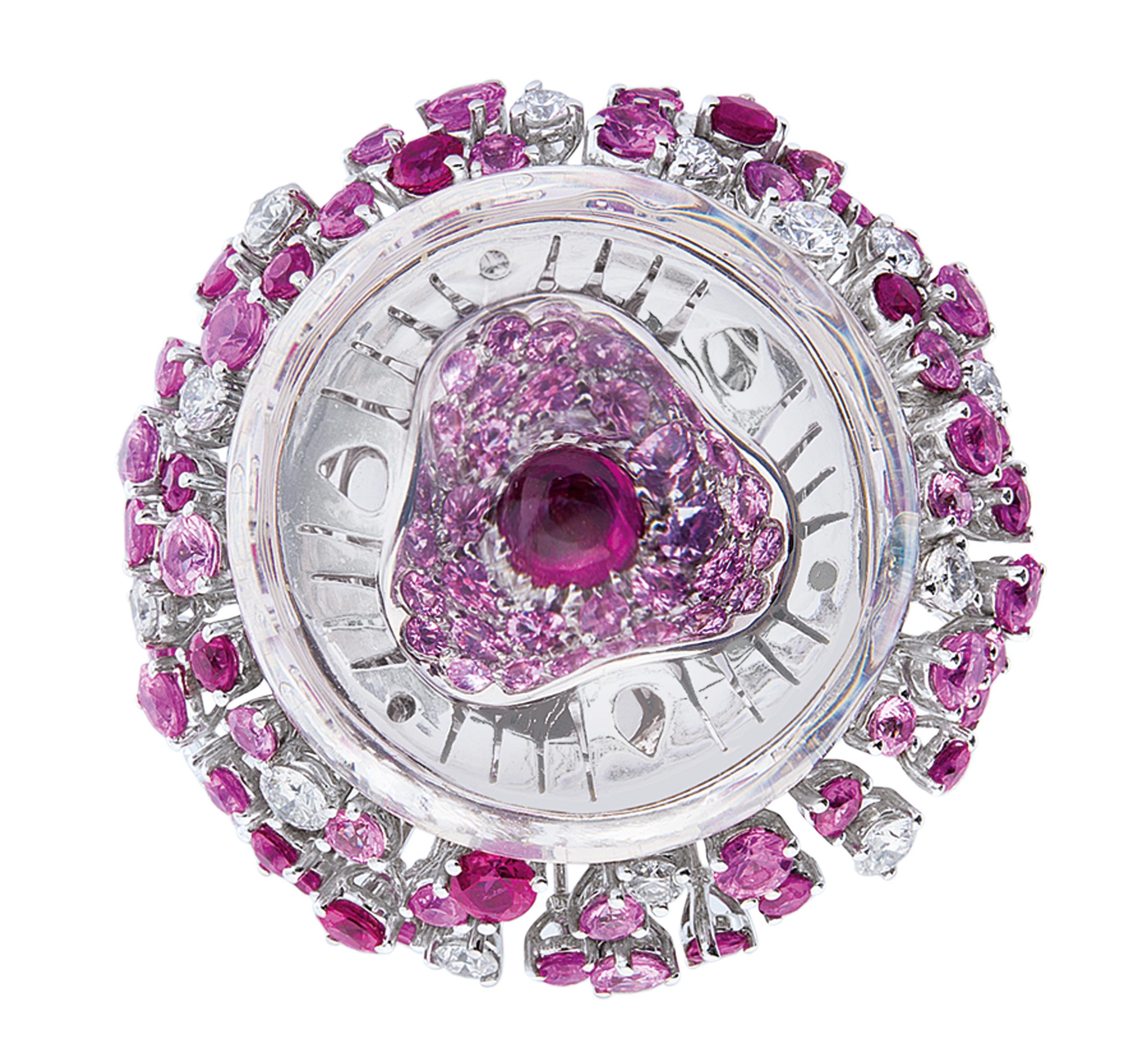 This beautiful and eye-catching jellyfish ring is a unique piece rich in elements.
The head is a rock crystal dome, cut to size, revealing inside it an organic shape set in pink sapphires and in the center a cabochon-cut ruby of ct 0.30. The whole