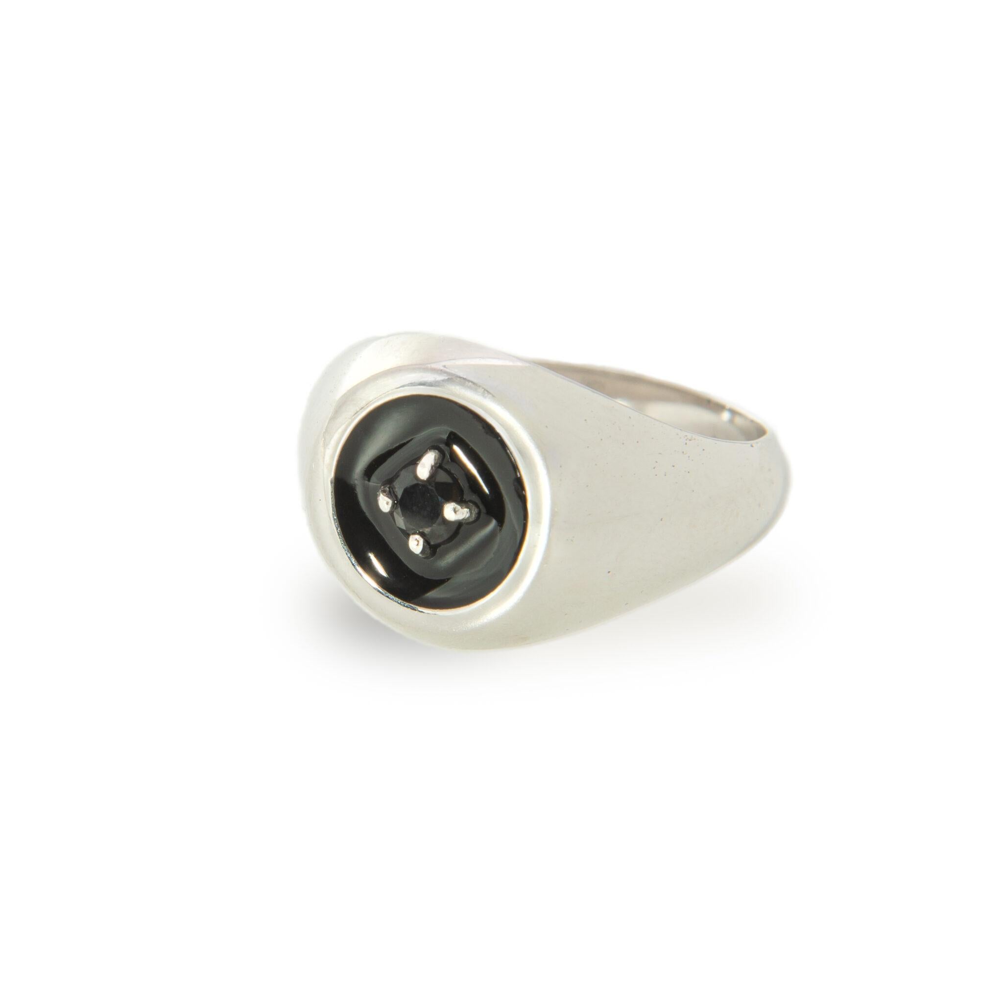 Black enameled mini chevalier ring in 18K gold-plated 925 sterling silver.

The mini chevalier ring is hand-enameled and made entirely in Italy by our master craftsmen.

Including box and Thais Bernardes warranty. Made n Italy