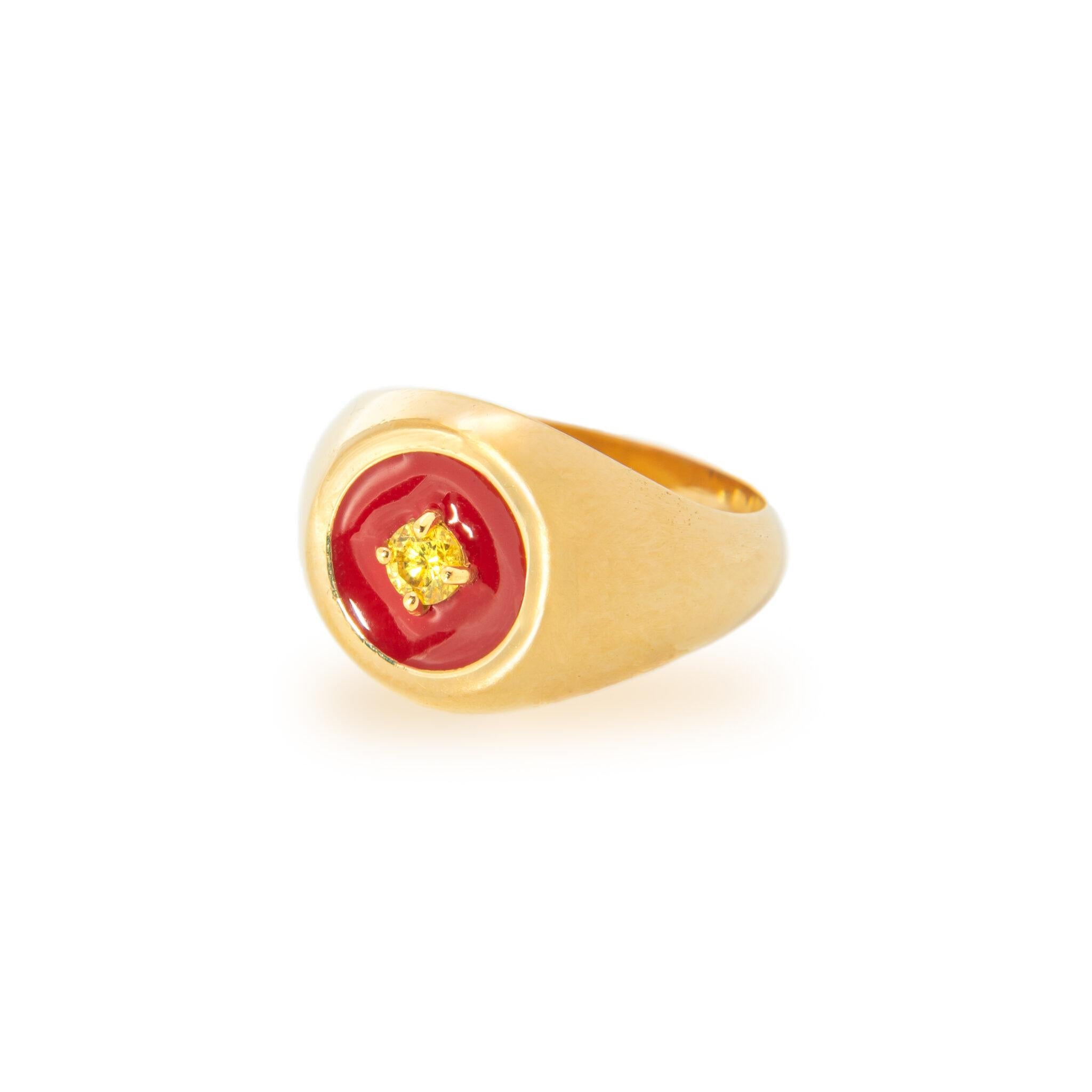 Anello mini chevalier smaltato rosso in argento 925 placcato oro 18K.

L’anello mini chevalier è smaltato a mano ed è interamente fatto in Italia dai nostri maestri artigiani.

Anello Genderless dal design unico by Thais Bernardes Gioielli.

Le