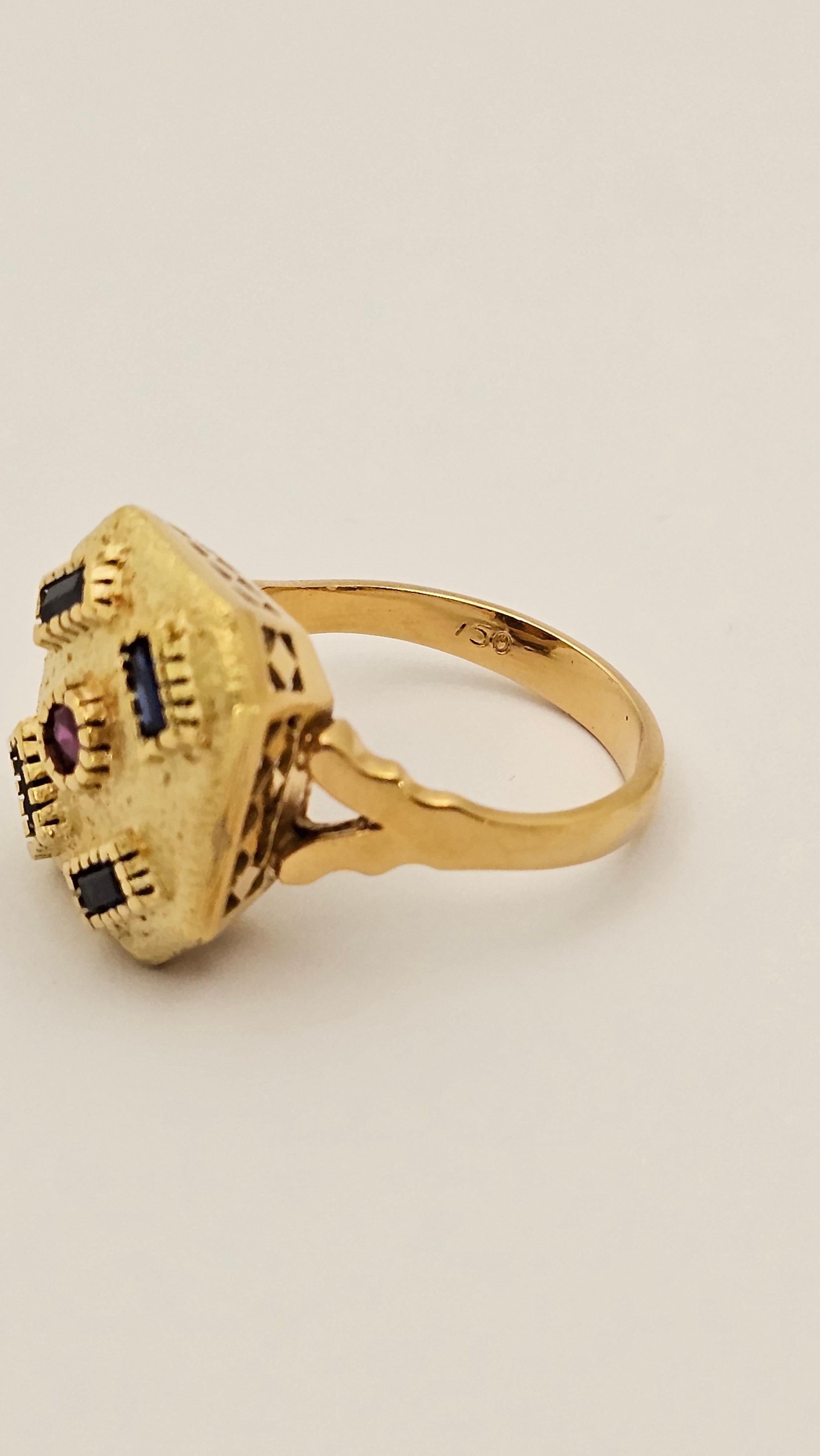 Bague moderniste vintage en or jaune 18 carats, saphirs et rubis Neuf - En vente à Cattolica, IT