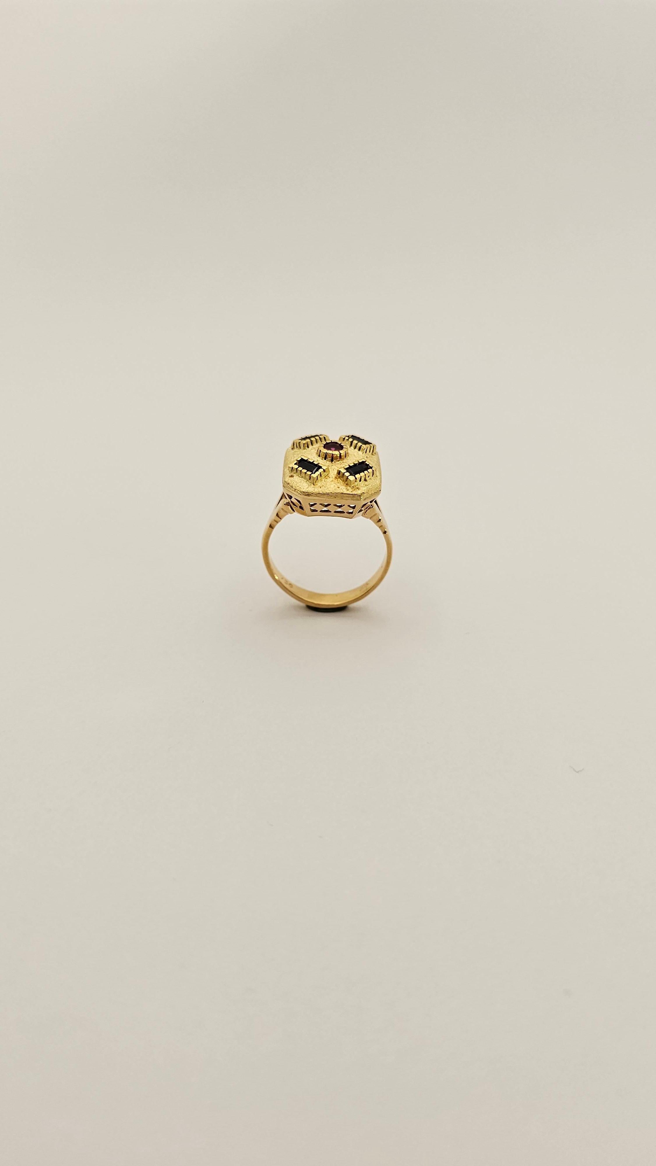 Bague moderniste vintage en or jaune 18 carats, saphirs et rubis Unisexe en vente