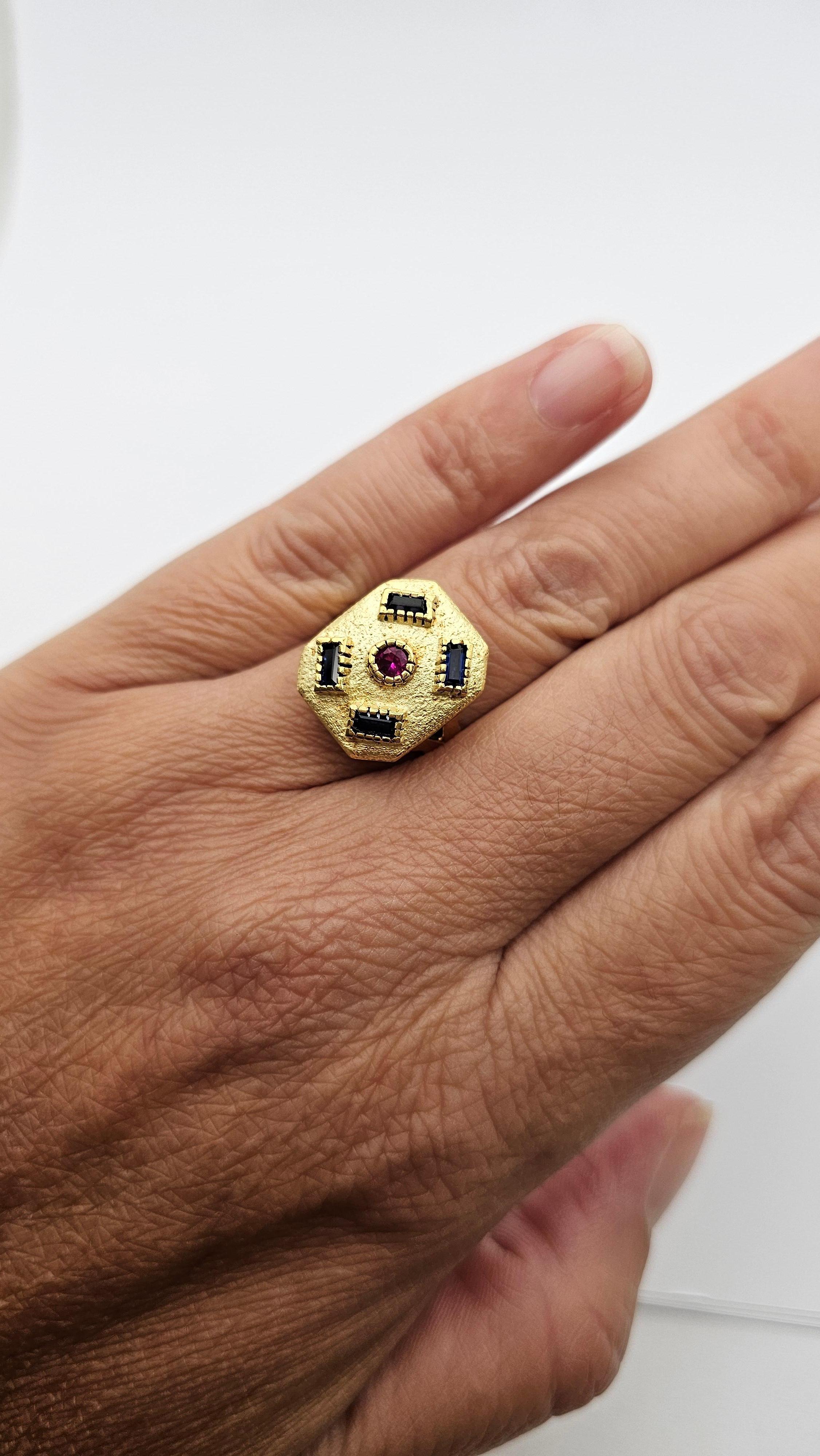 Bague moderniste vintage en or jaune 18 carats, saphirs et rubis en vente 1