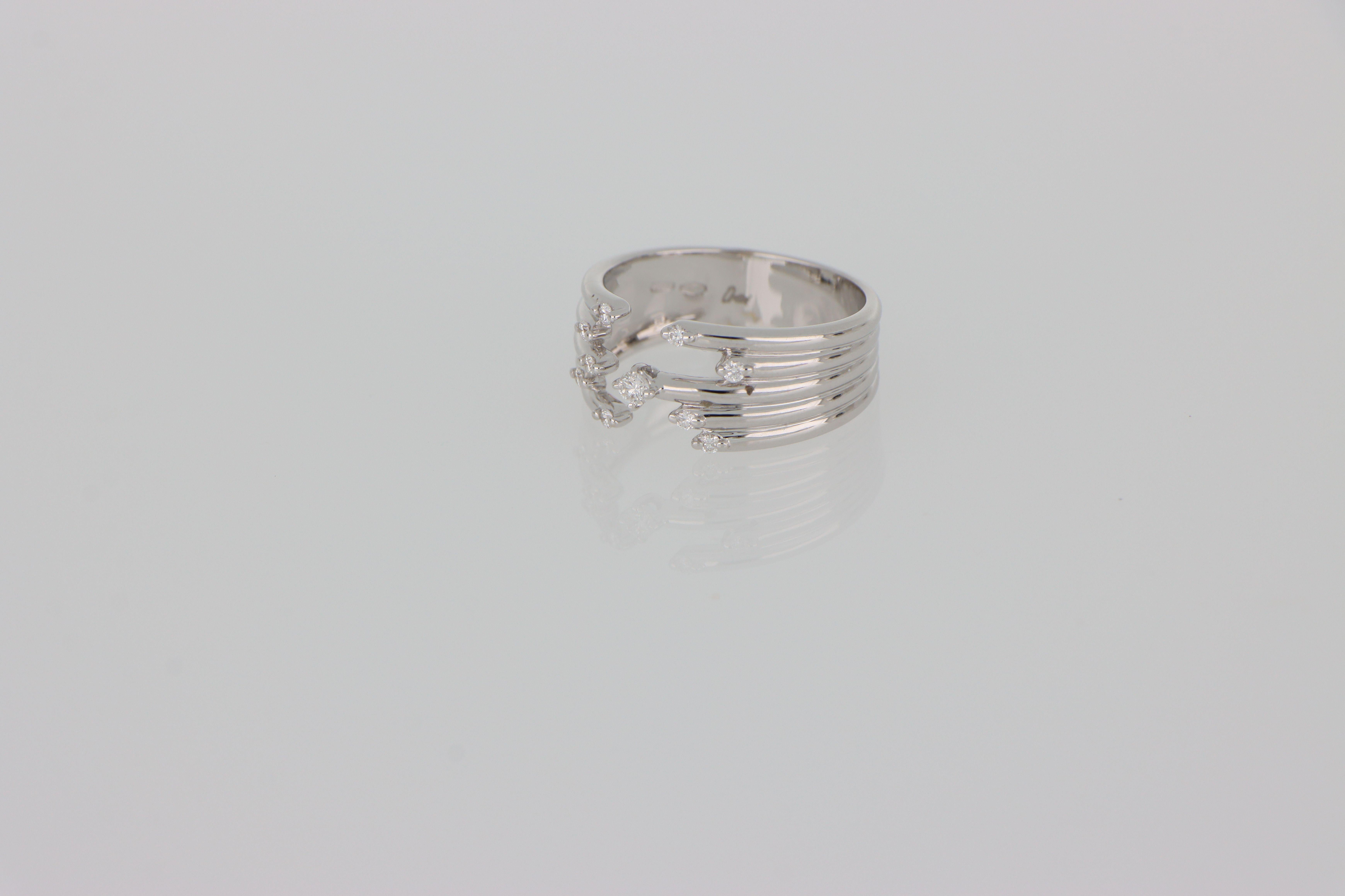 Anillo moderno de oro blanco de 18 kt con diamantes, hecho a mano en Italia Contemporáneo en venta
