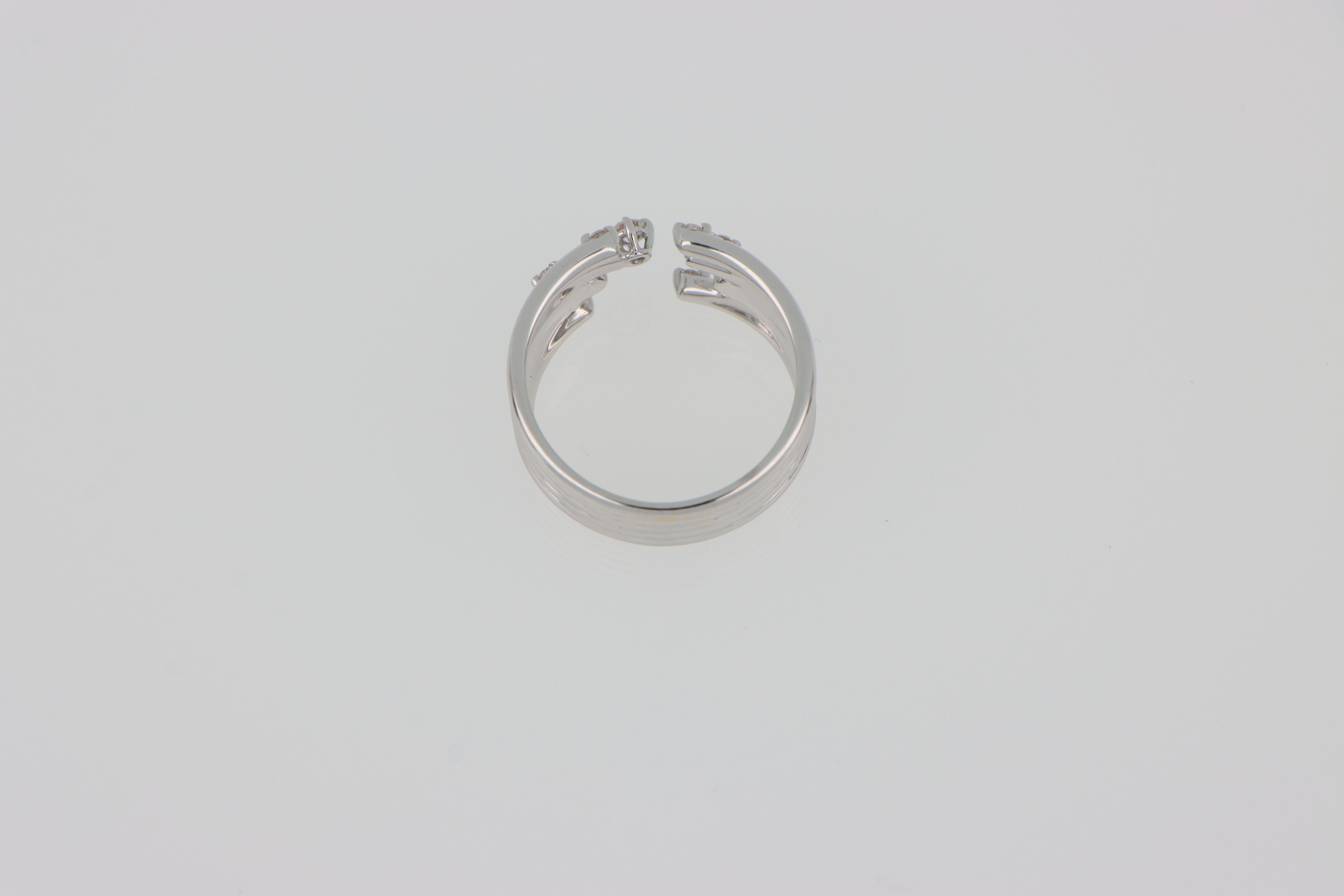 Anillo moderno de oro blanco de 18 kt con diamantes, hecho a mano en Italia en venta 2