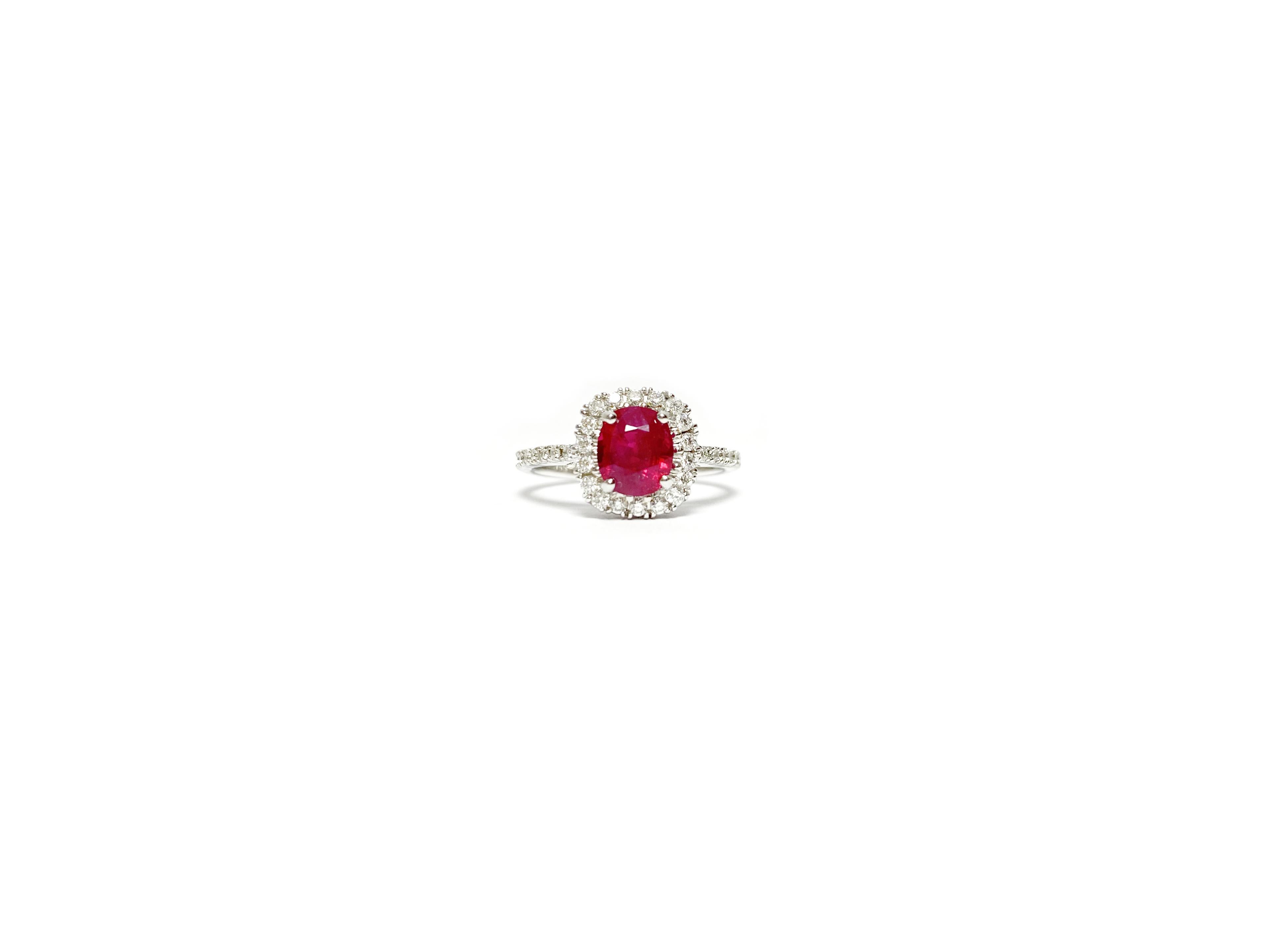 Taglio ovale Anello Oro Bianco 18 kt Rubino Ovale da 1,37 Carati e Diamanti da 0,39 ct in vendita