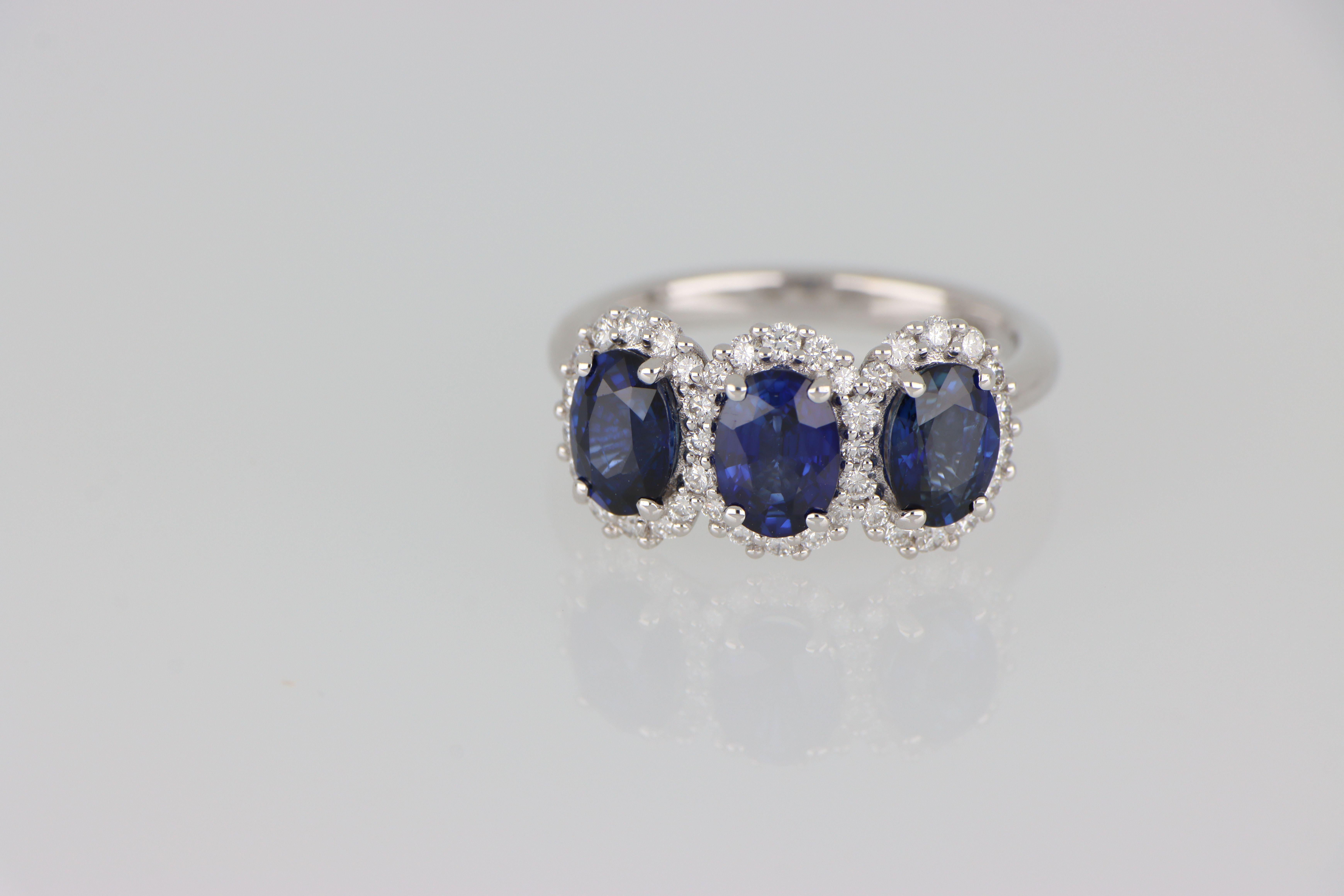 Anello Oro Tre Zaffiri Ovali Naturali 2.97 ct Contorno Diamanti Design Retro In condizioni Nuovo in vendita a Valenza, IT