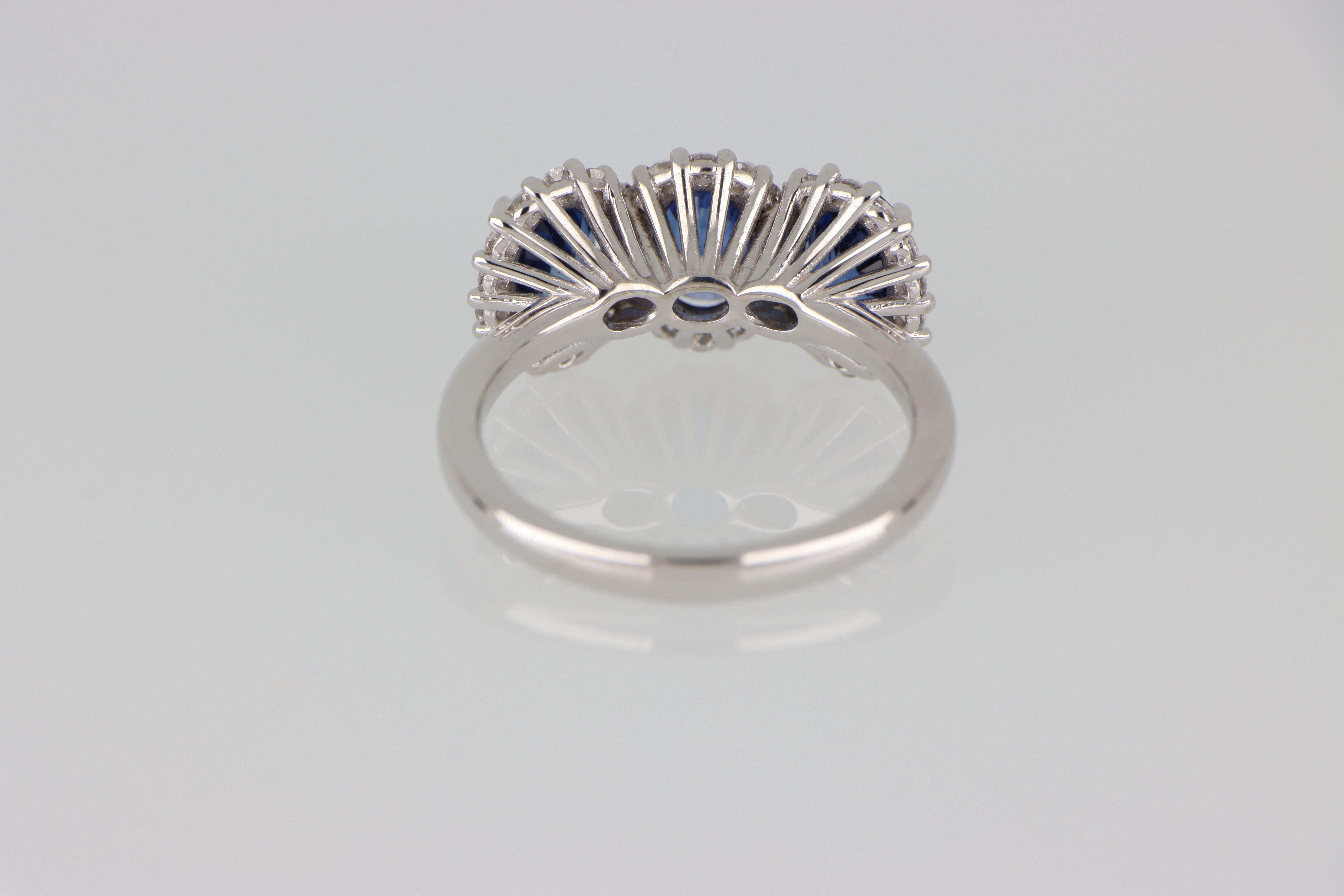 Donna Anello Oro Tre Zaffiri Ovali Naturali 2.97 ct Contorno Diamanti Design Retro in vendita