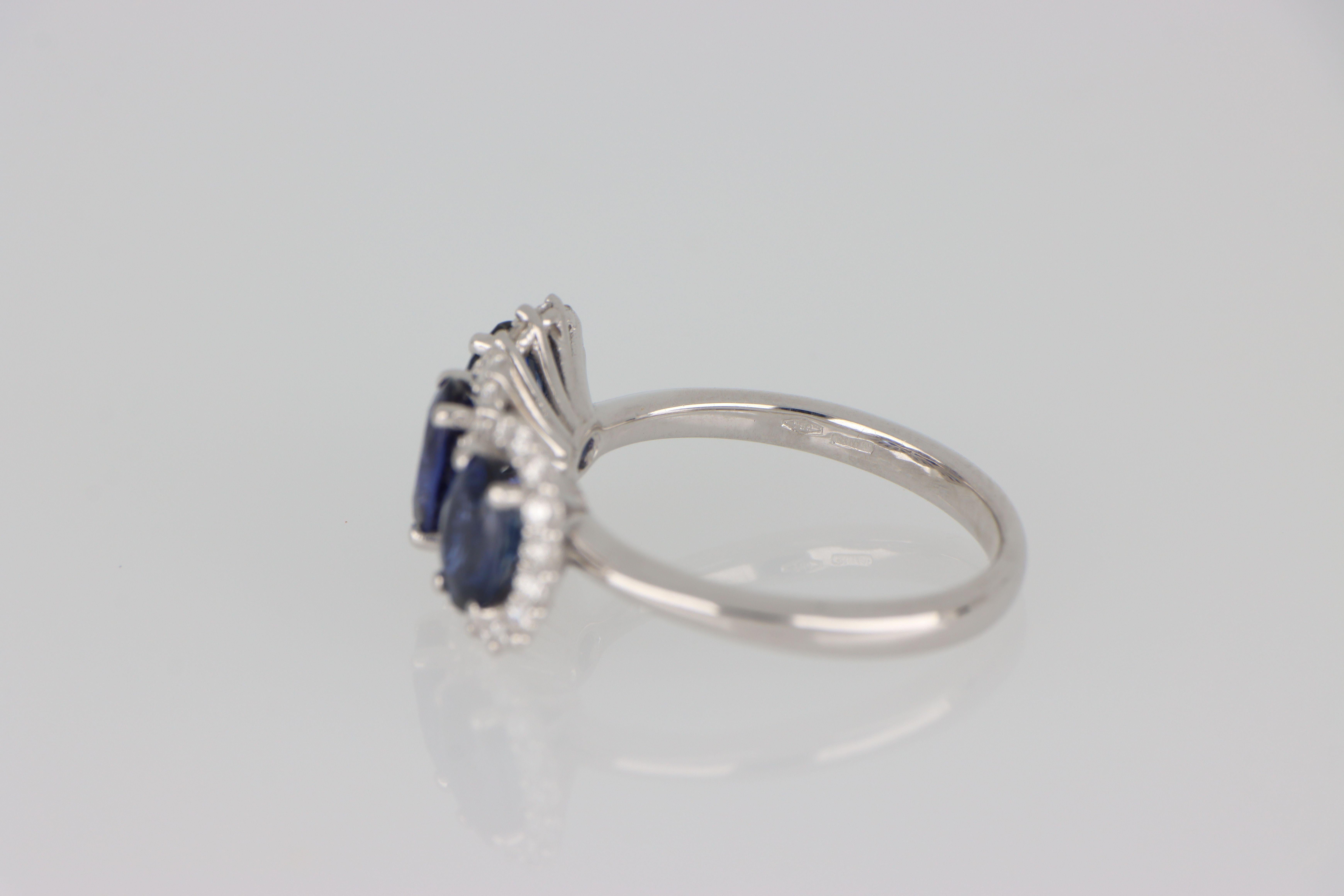 Anello Oro Tre Zaffiri Ovali Naturali 2.97 ct Contorno Diamanti Design Retro in vendita 1