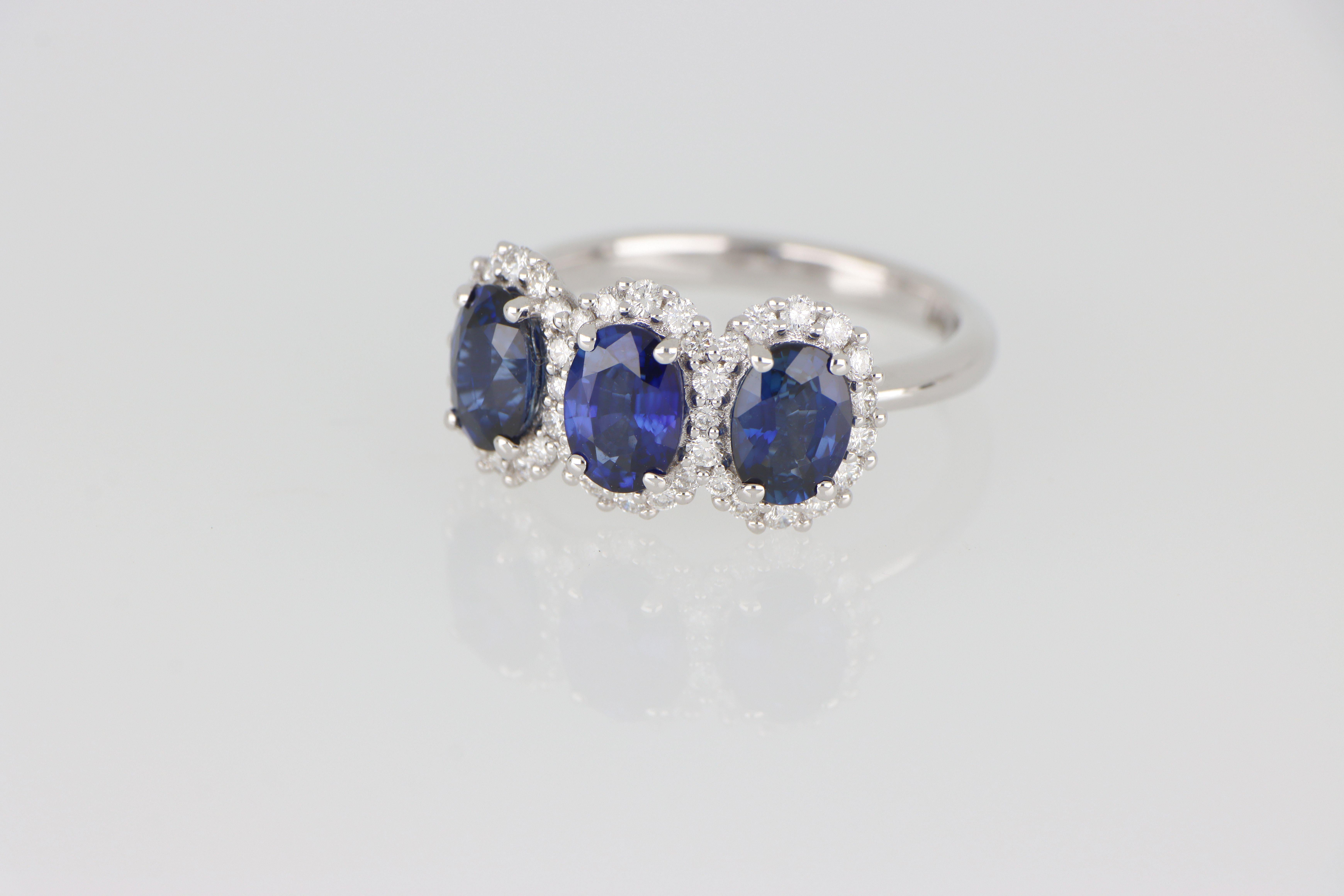 Anello Oro Tre Zaffiri Ovali Naturali 2.97 ct Contorno Diamanti Design Retro in vendita 2