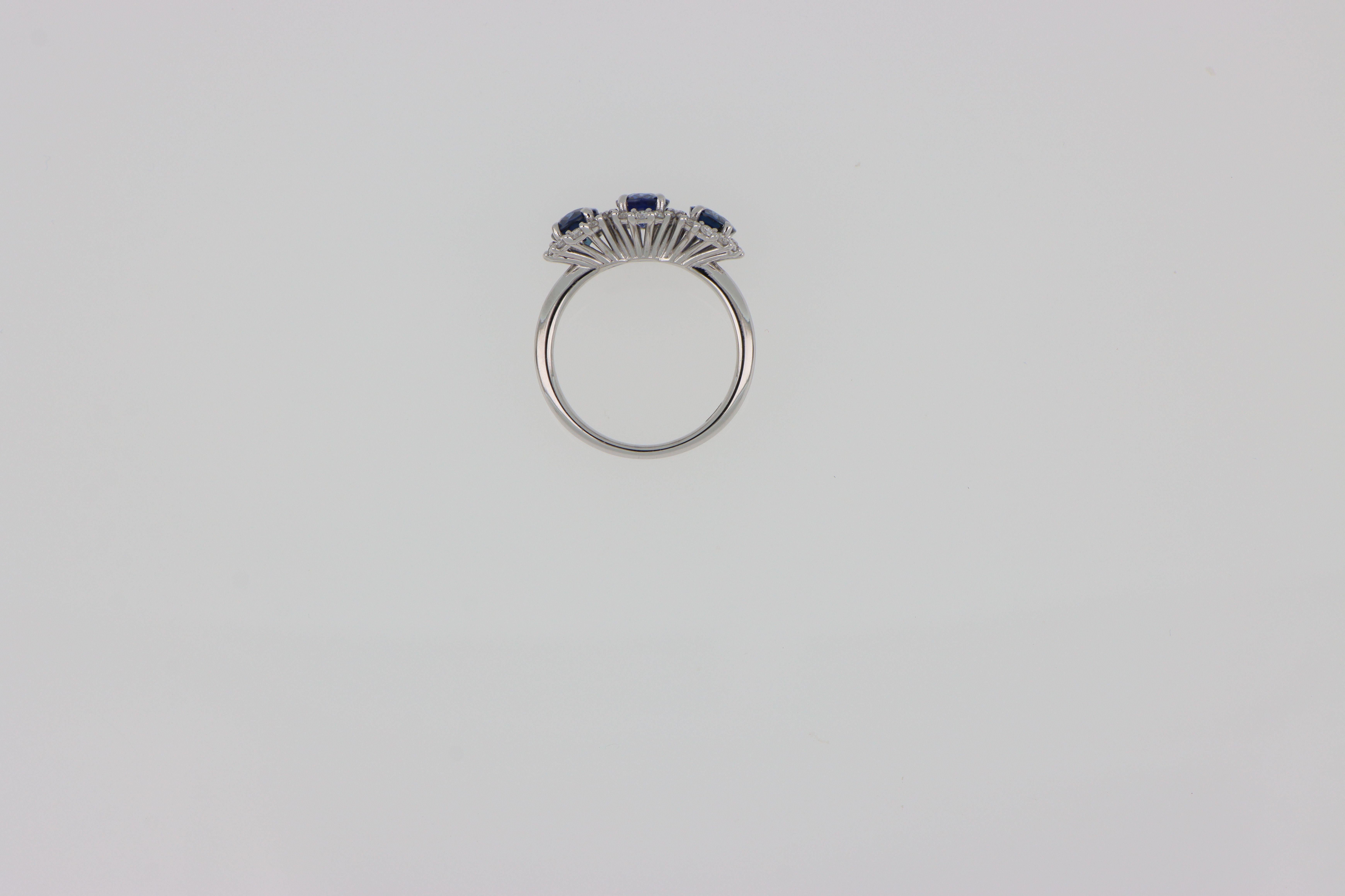 Anello Oro Tre Zaffiri Ovali Naturali 2.97 ct Contorno Diamanti Design Retro in vendita 3