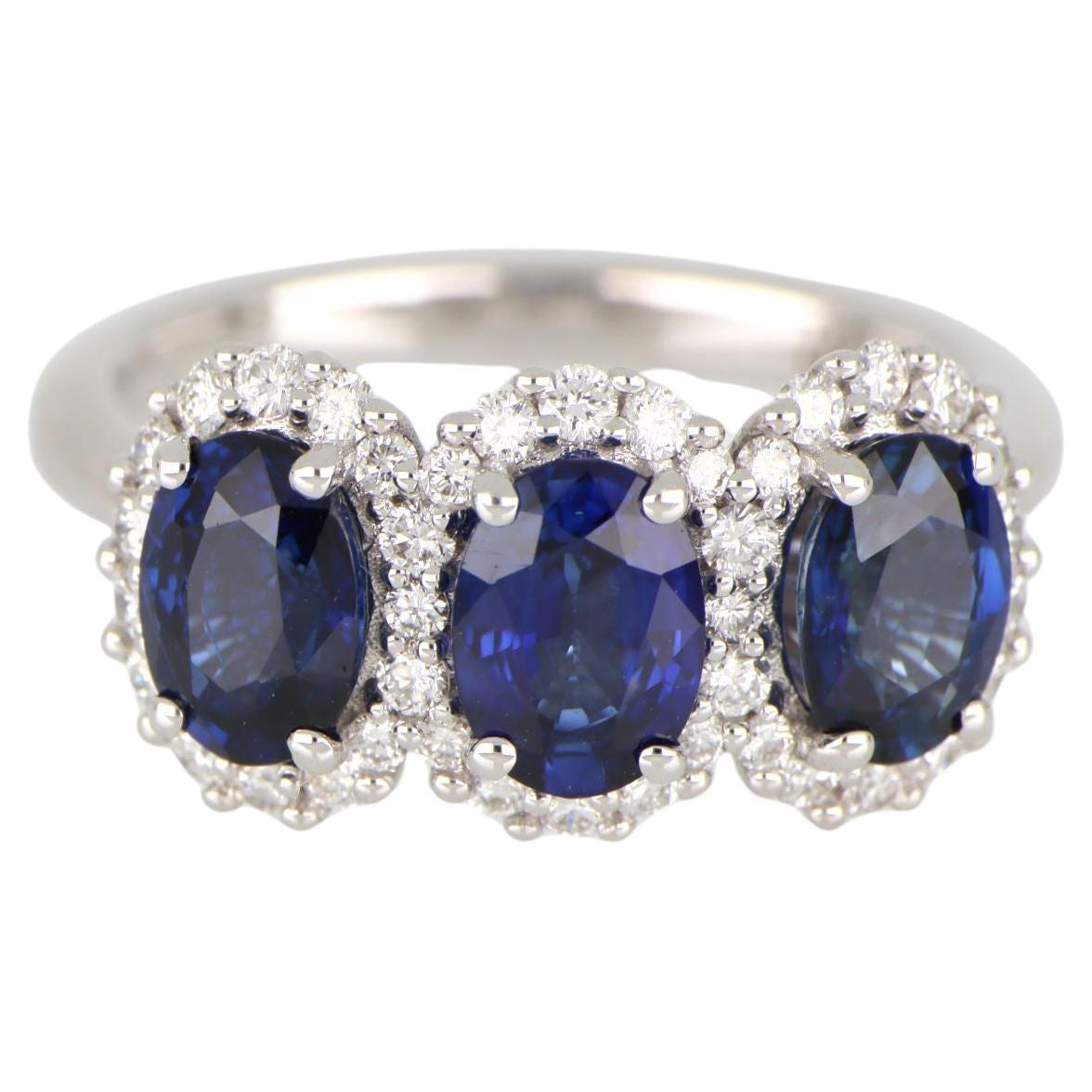 Anello Oro Tre Zaffiri Ovali Naturali 2.97 ct Contorno Diamanti Design Retro in vendita