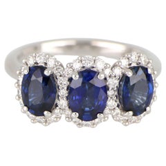 Anello Oro Tre Zaffiri Ovali Naturali 2.97 ct Contorno Diamanti Design Retro