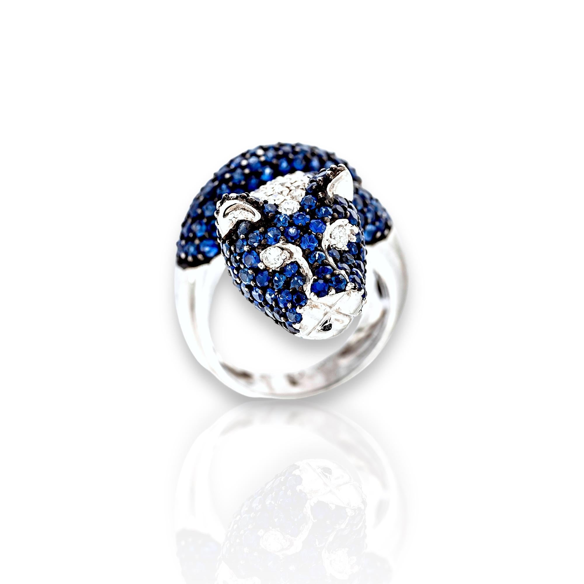 L'anello Pantera in oro 18 kt è un'opera d'arte realizzata a mano con la raffinata tecnica della cera persa. Questo gioiello esclusivo, ispirato alla maestosa pantera, incarna eleganza e potenza. Con 5.00 carati di zaffiri taglio brillante, l'anello
