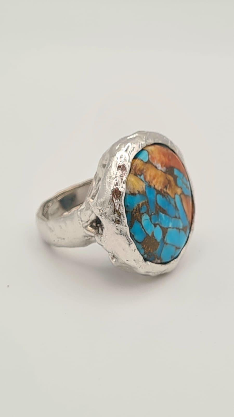 Un anillo realizado con la antigua técnica de la cera perdida (microfusión) en plata 925 rodiada y paladio; es una verdadera obra de diseño inspirada en la fuerza primordial de la naturaleza. La superficie metálica, deliberadamente irregular,