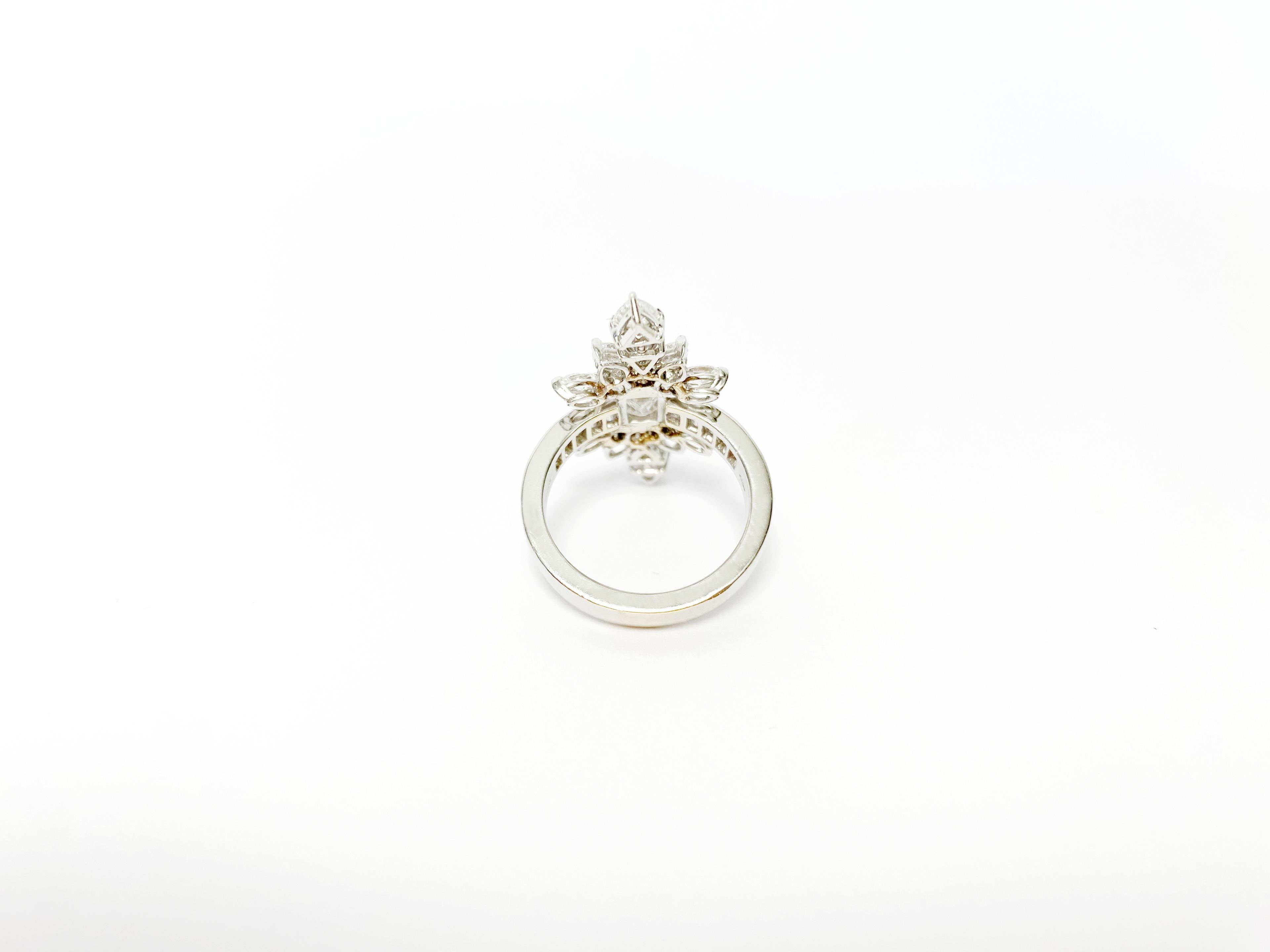 Anello Principessa Oro Bianco 18 kt Diamant Centrale da 1,08 Karati Gvs1 (Emerald Cut) im Angebot