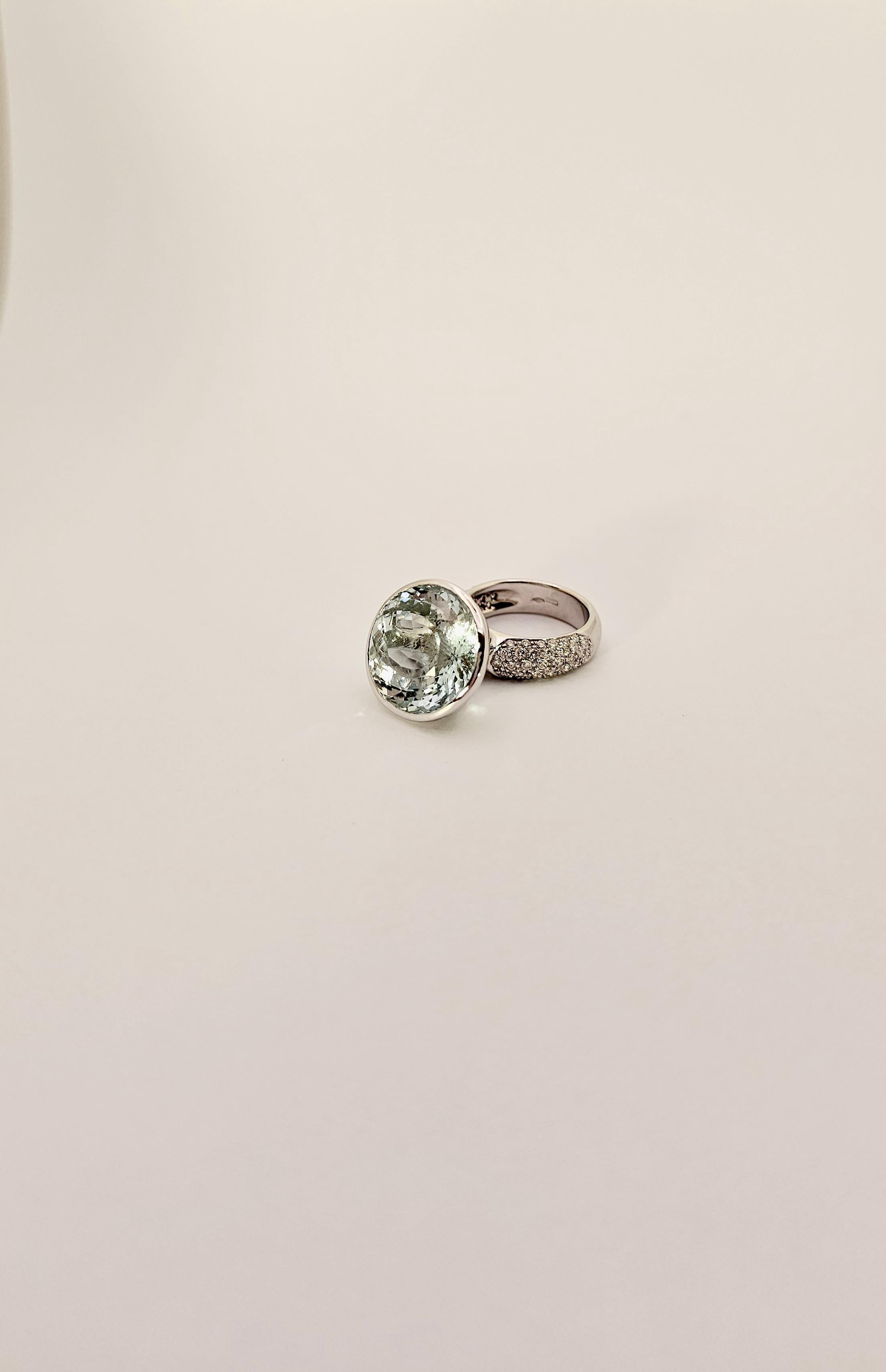 An important ring with an elegant and contemporary 1990s design.
The designer of this piece of jewelry, Rinaldo Gavello, represents an excellence of Italian manufactured jewelry.
This ring, made of 18kt white gold, consists of a 5 mm high band