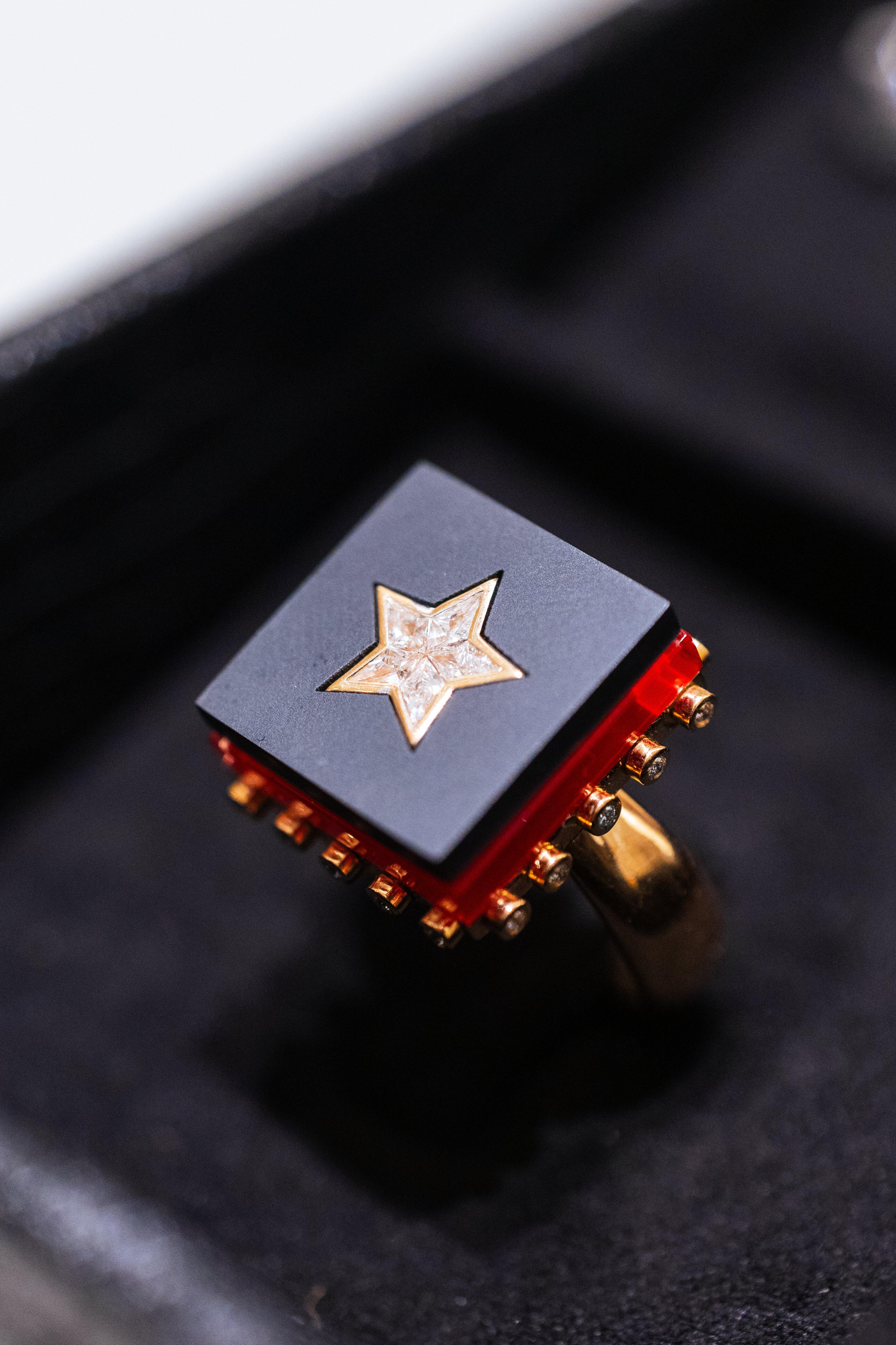Bague ROCKSTAR en or rose, titane, cristal de roche, ct. 0.40 et émail en vente 2