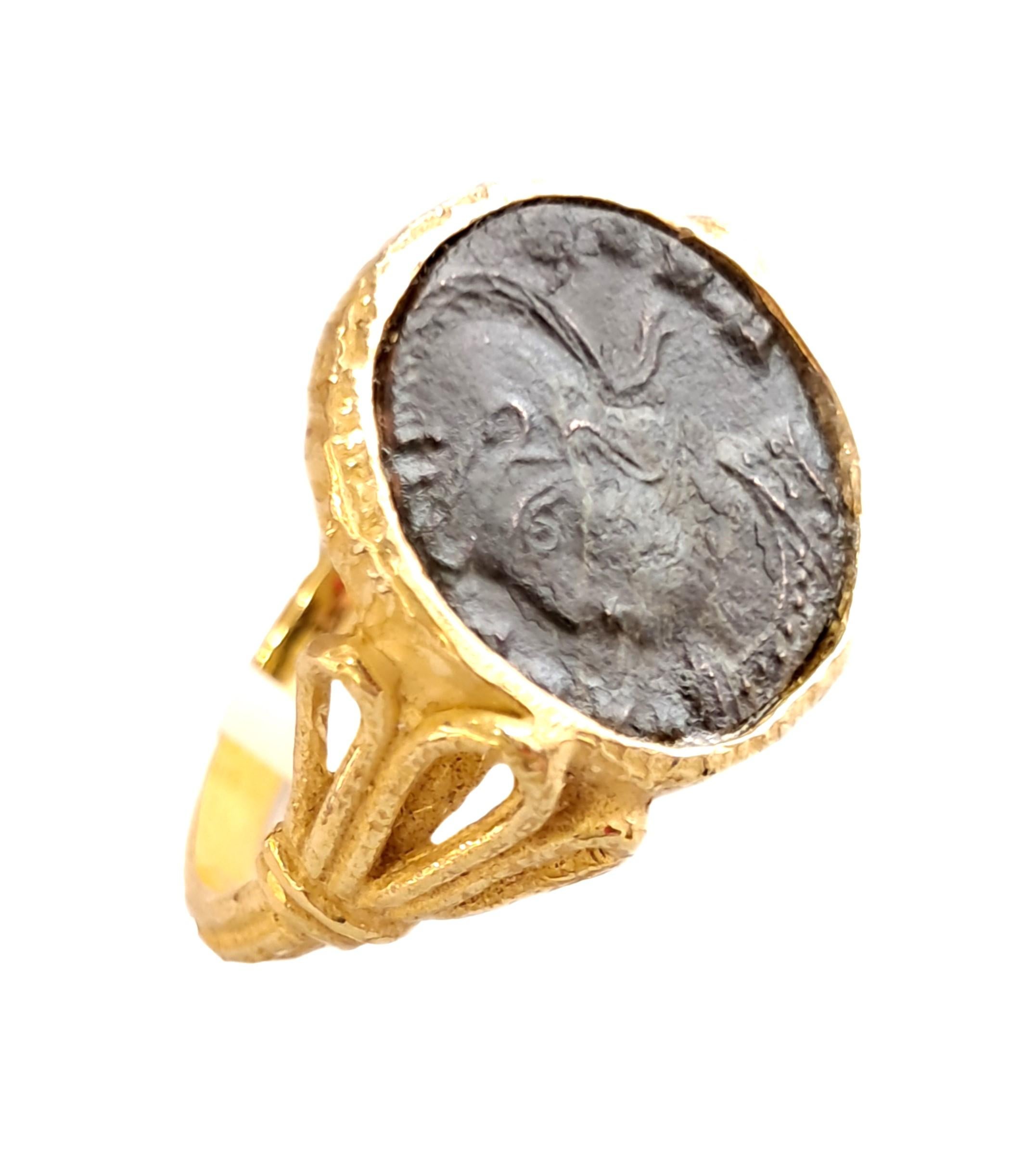 En vente :  Bague Sacchi avec pièce de monnaie romaine en or 18k 4
