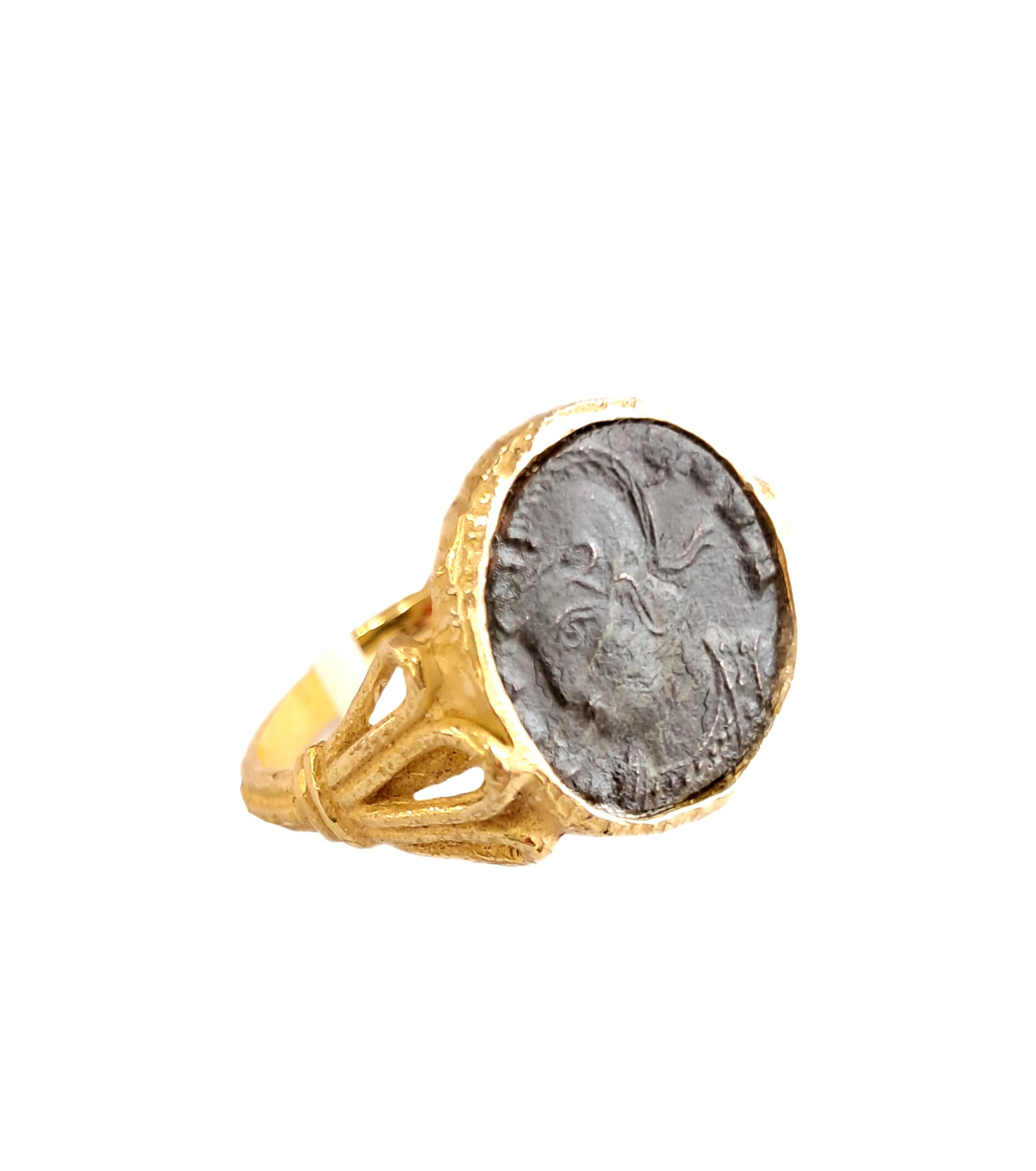En vente :  Bague Sacchi avec pièce de monnaie romaine en or 18k 5