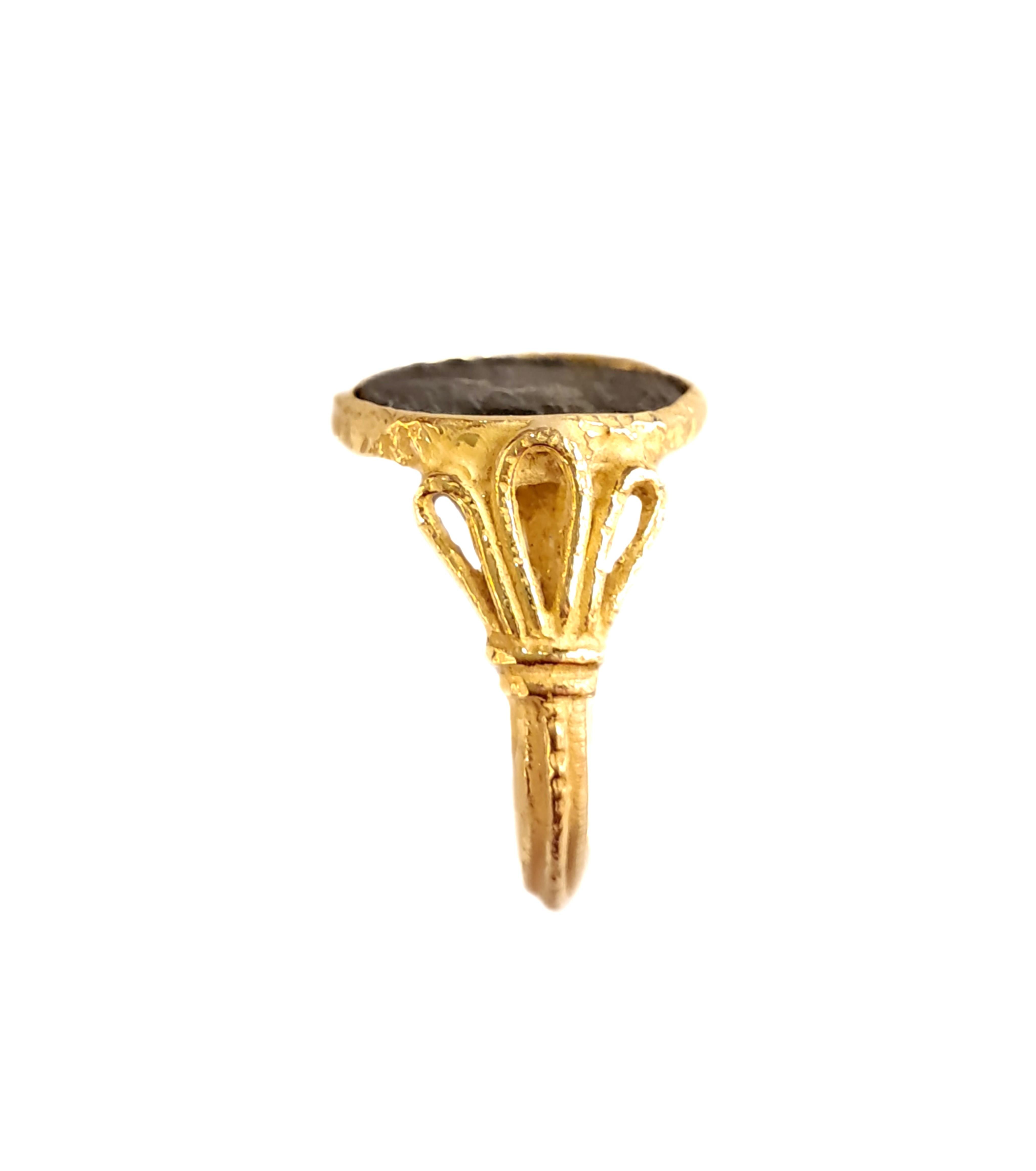 En vente :  Bague Sacchi avec pièce de monnaie romaine en or 18k 7