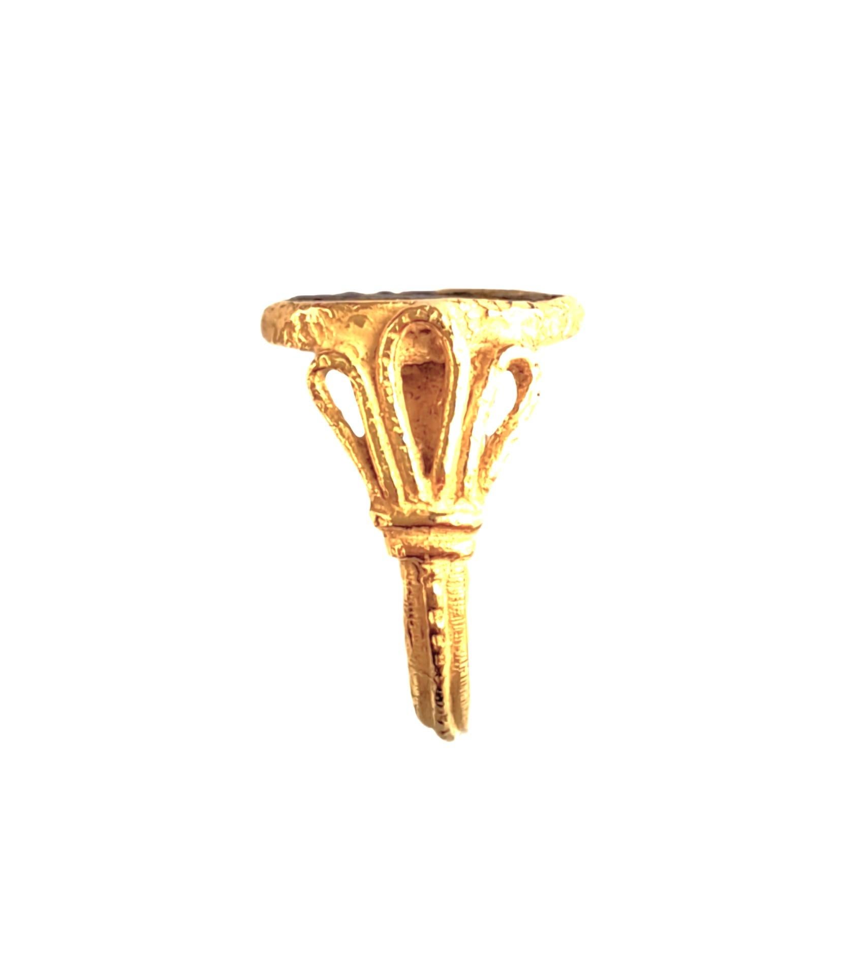 En vente :  Bague Sacchi avec pièce de monnaie romaine en or 18k 8