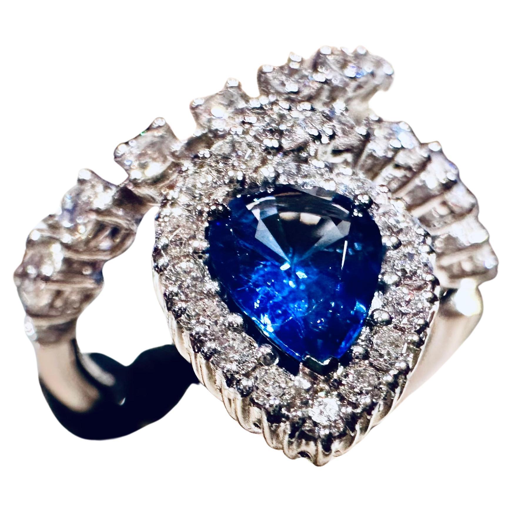 Bijou au design unique, cette bague sculpturale en or blanc 18 carats s'inspire de lignes sinueuses et harmonieuses qui rappellent la grâce du mouvement naturel. Au centre, un magnifique saphir bleu taillé en goutte d'eau, parfaitement serti, attire