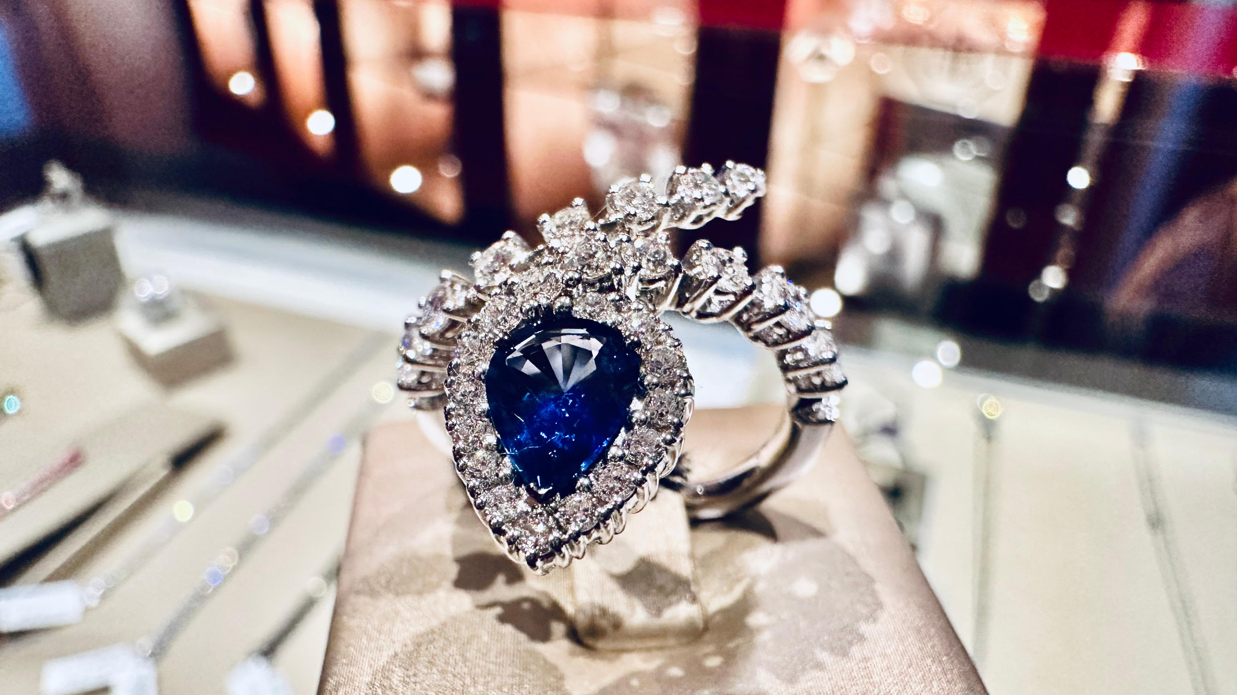 Pear Cut Bague serpent en or blanc 18kt avec saphir bleu 0.95 et diamants 0.89 en vente