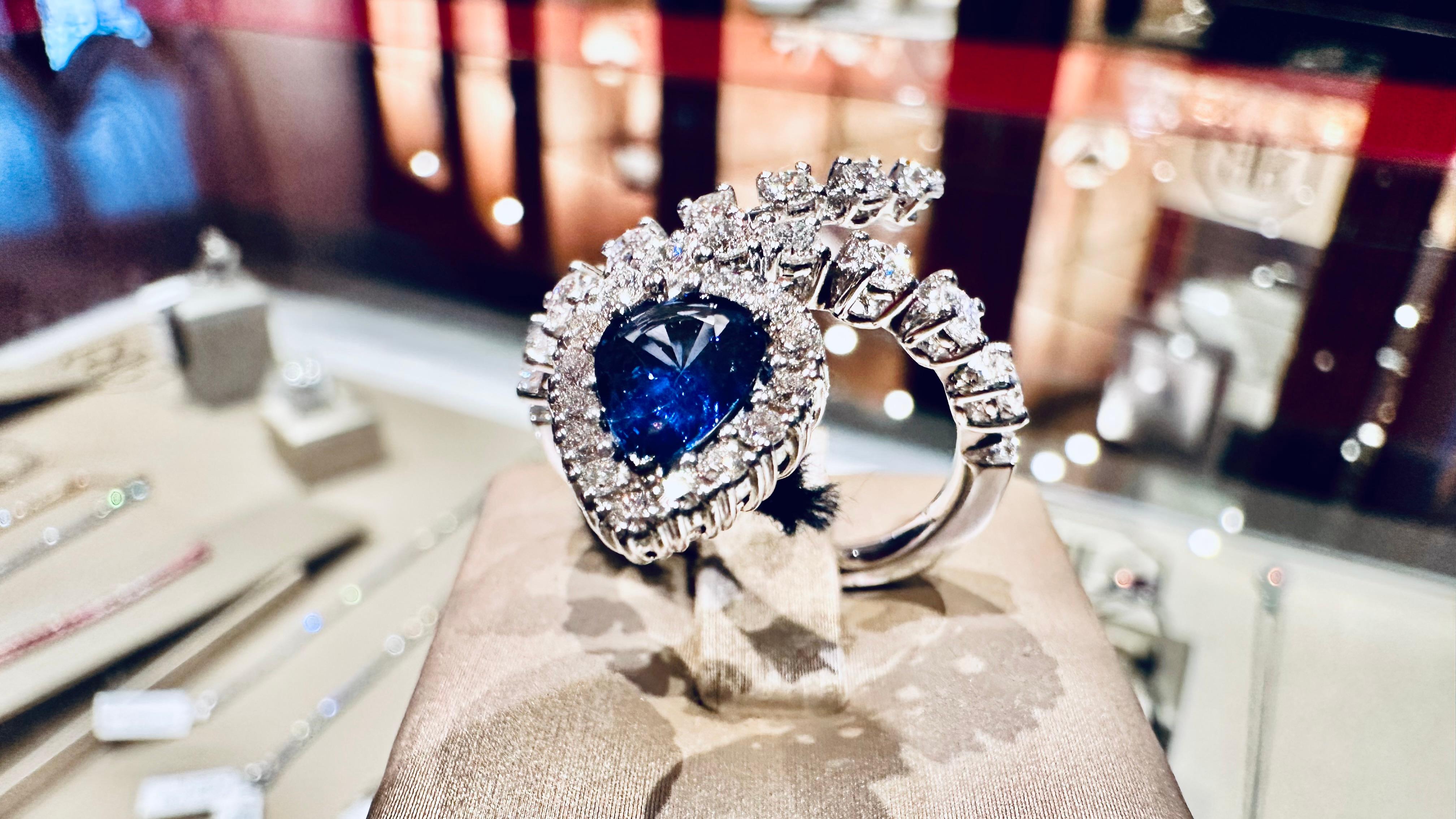 Bague serpent en or blanc 18kt avec saphir bleu 0.95 et diamants 0.89 Neuf - En vente à Guidizzolo, IT