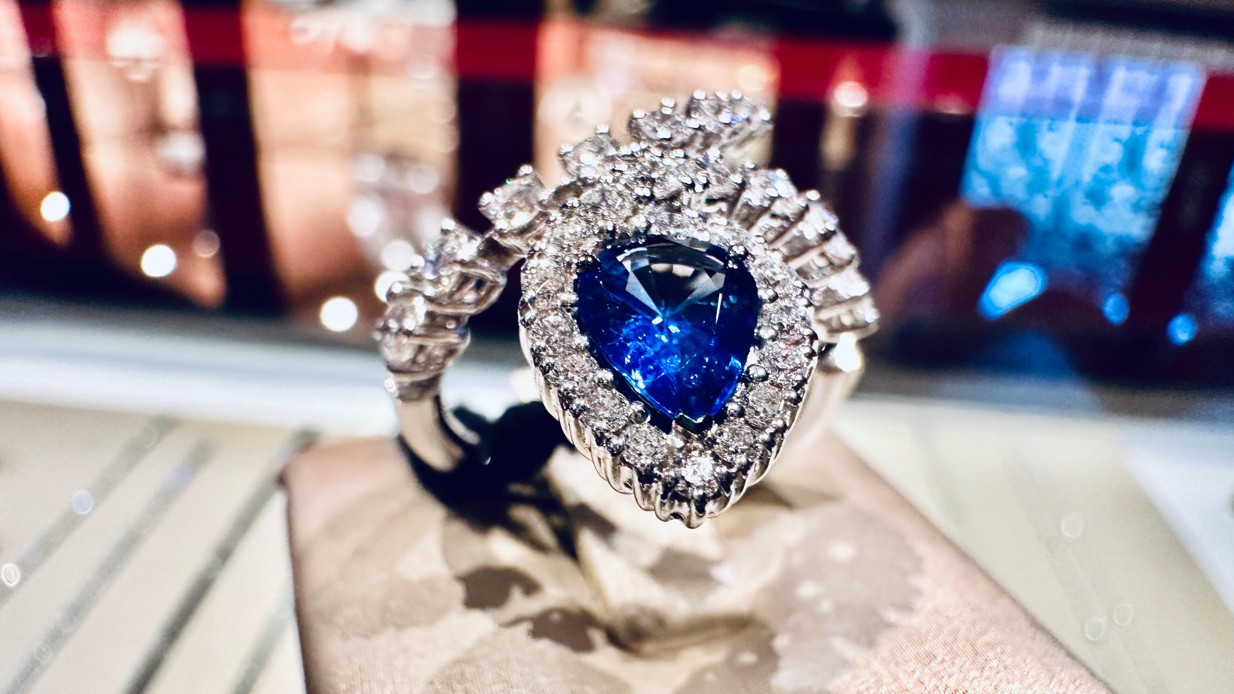 Bague serpent en or blanc 18kt avec saphir bleu 0.95 et diamants 0.89 Pour femmes en vente