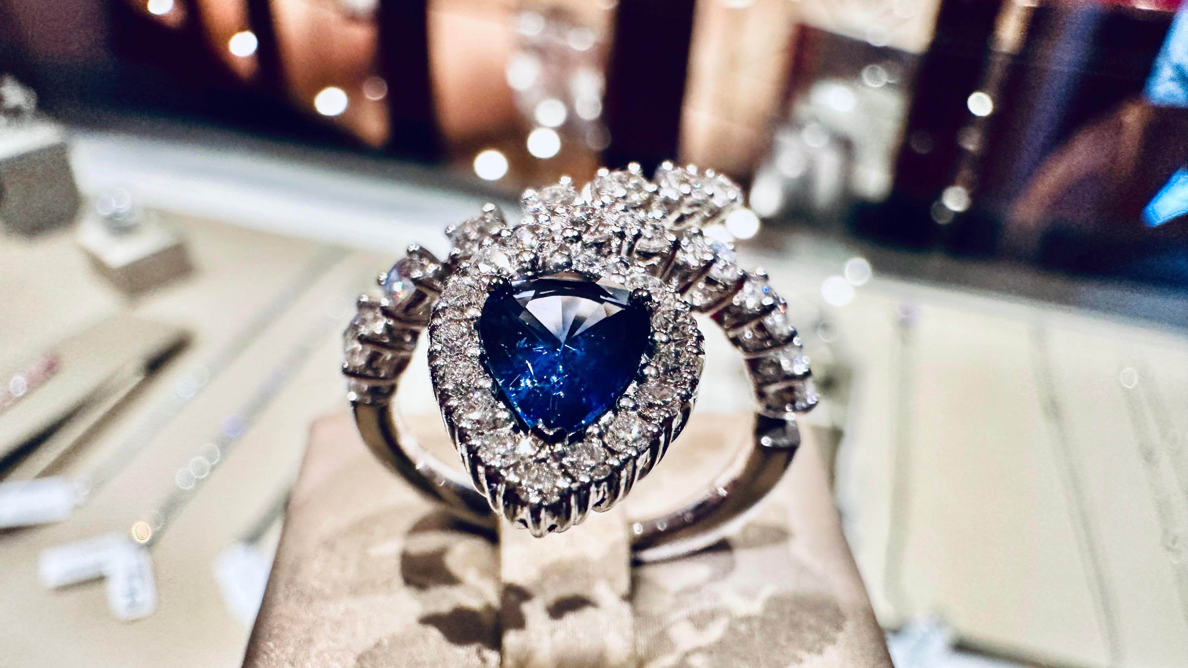 Bague serpent en or blanc 18kt avec saphir bleu 0.95 et diamants 0.89 en vente 1