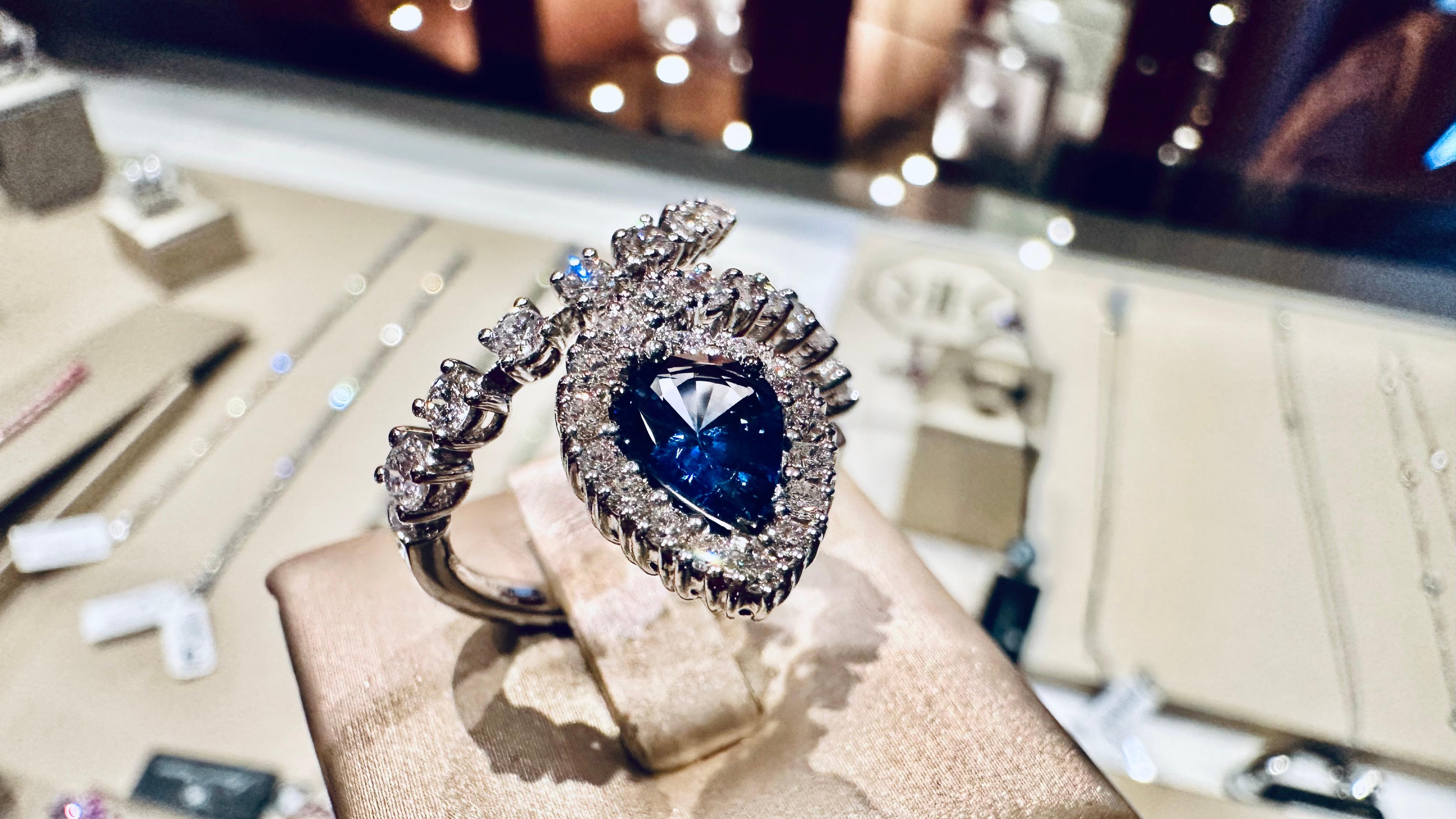 Bague serpent en or blanc 18kt avec saphir bleu 0.95 et diamants 0.89 en vente 2